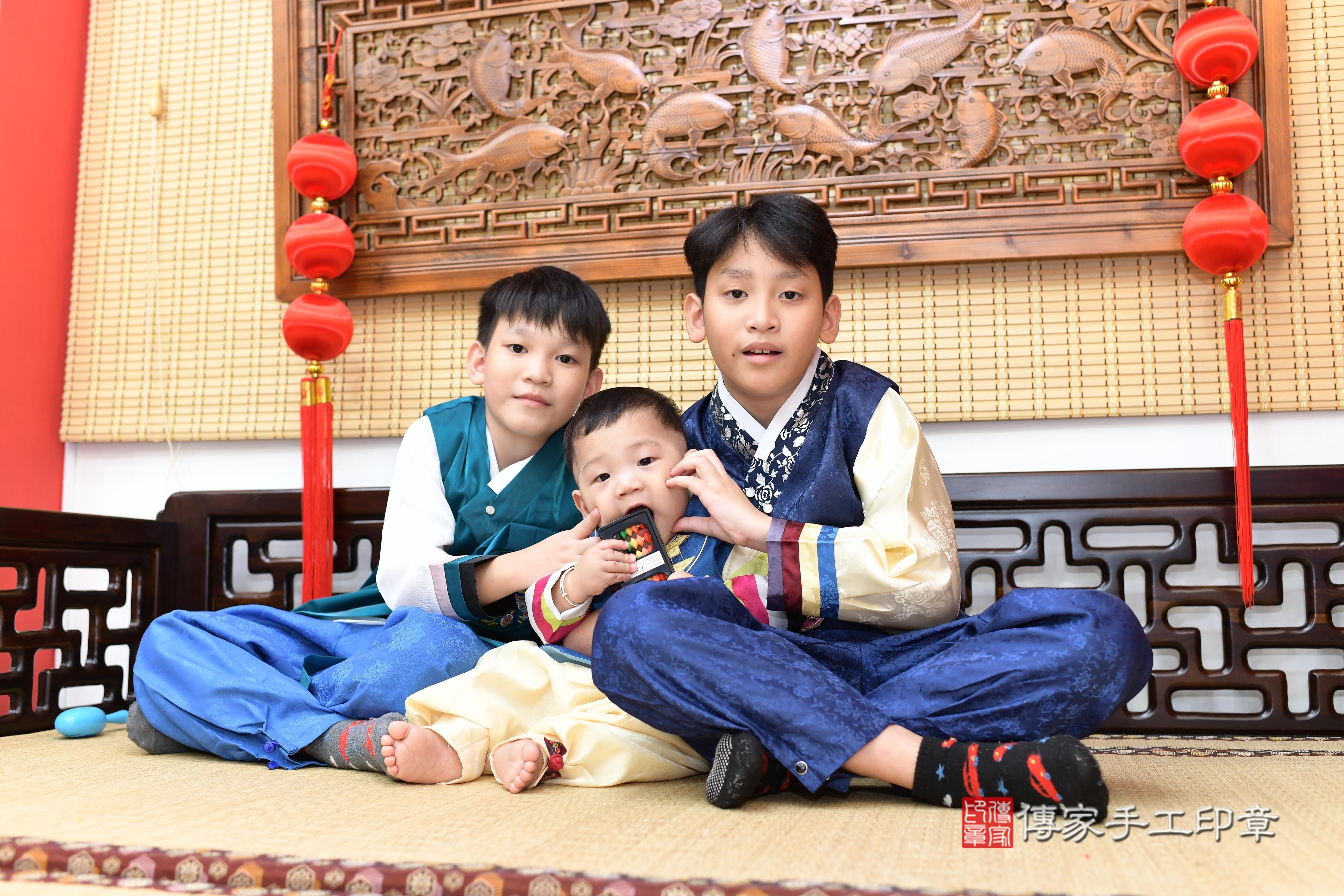 騰騰寶貝抓周，成人與小孩古裝禮服照。地點：傳家「台南店」古禮會場