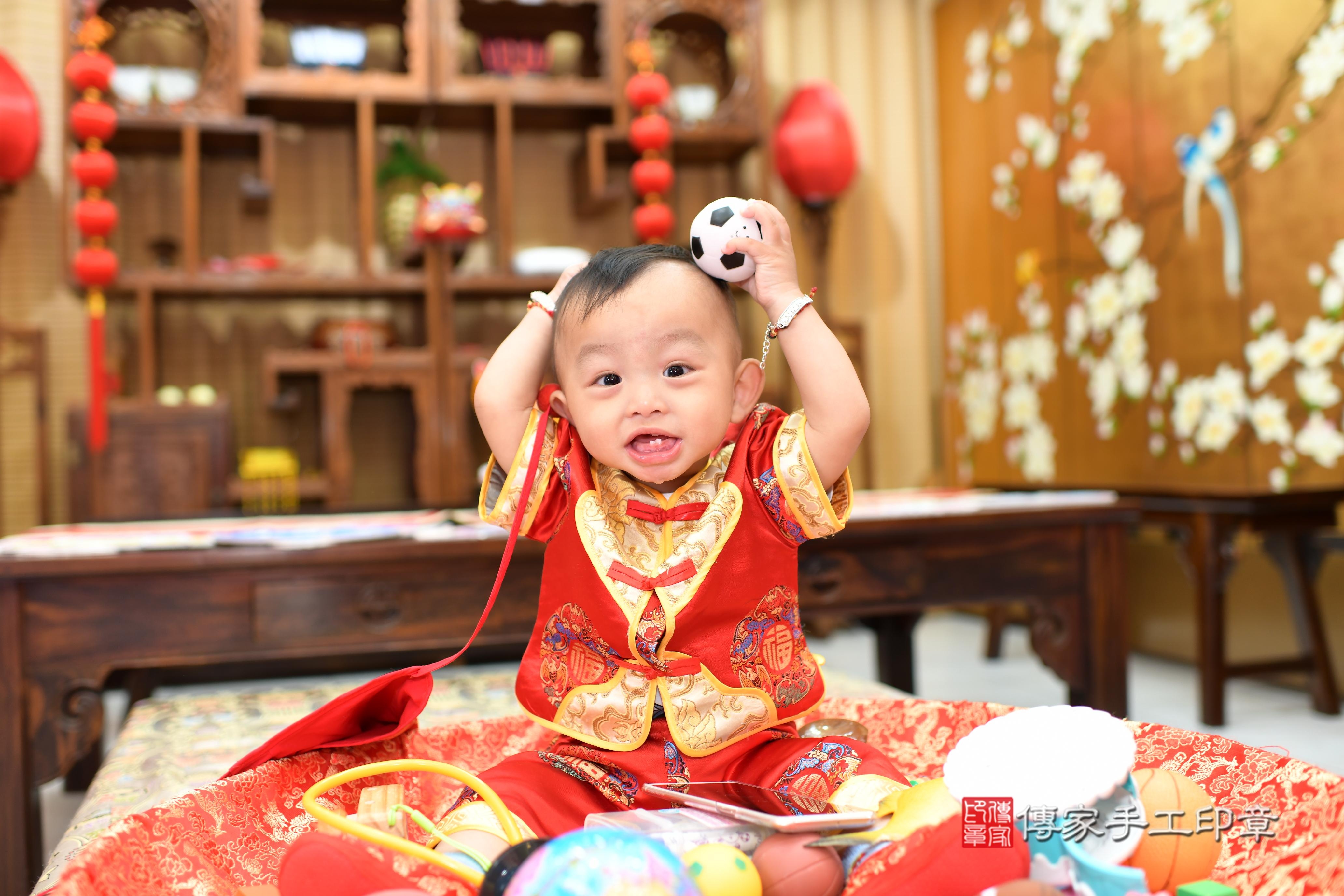 豪豪寶貝抓周,小孩古裝禮服照。地點:傳家「台南店」古禮會場 豪豪寶貝抓周,小孩古裝禮服照。地點:傳家「台南店」古禮會場