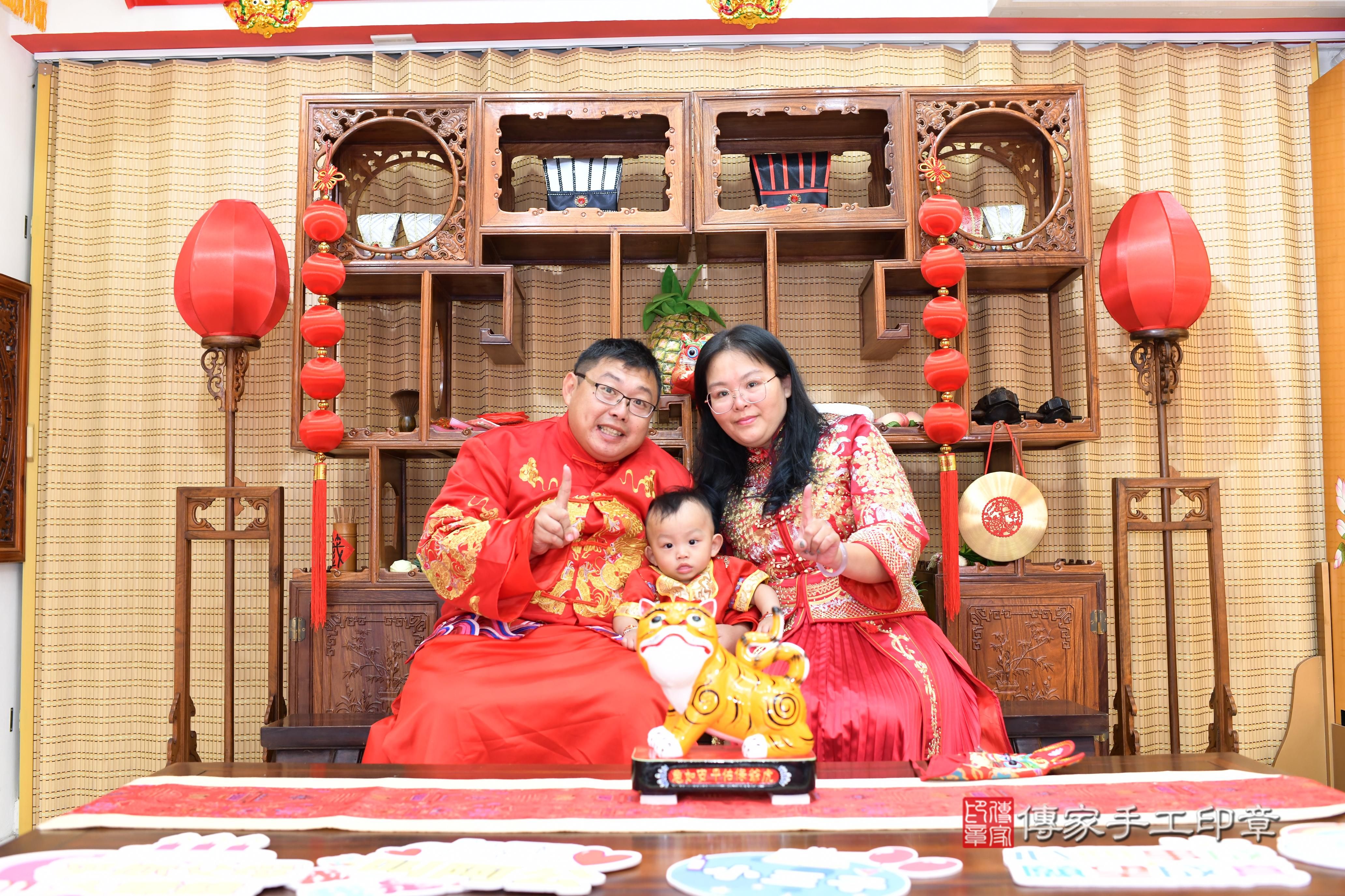 豪豪寶貝抓周,成人與小孩古裝禮服照。地點:傳家「台南店」古禮會場 豪豪寶貝抓周,成人與小孩古裝禮服照。地點:傳家「台南店」古禮會場