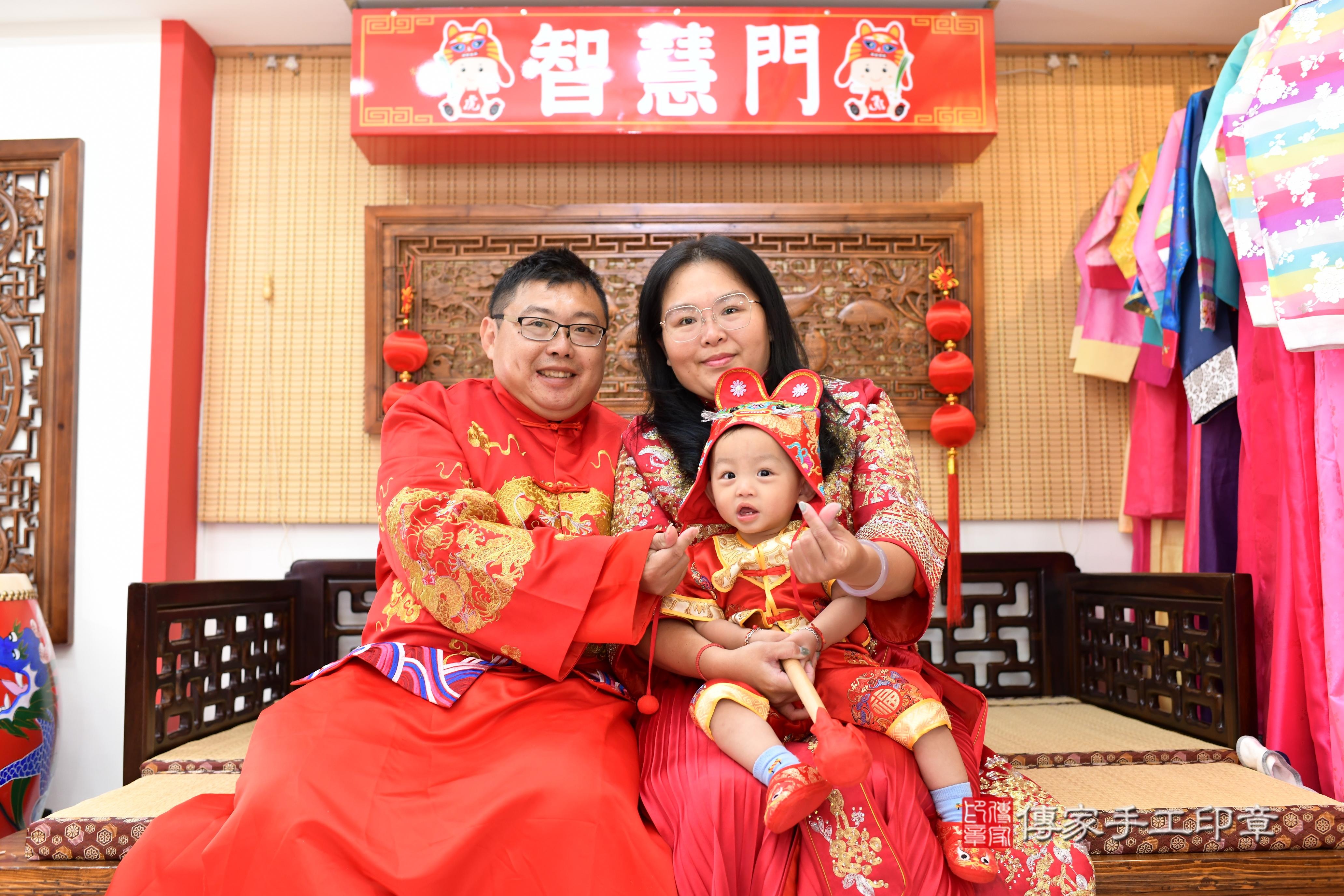 豪豪寶貝抓周,成人與小孩古裝禮服照。地點:傳家「台南店」古禮會場 豪豪寶貝抓周,成人與小孩古裝禮服照。地點:傳家「台南店」古禮會場