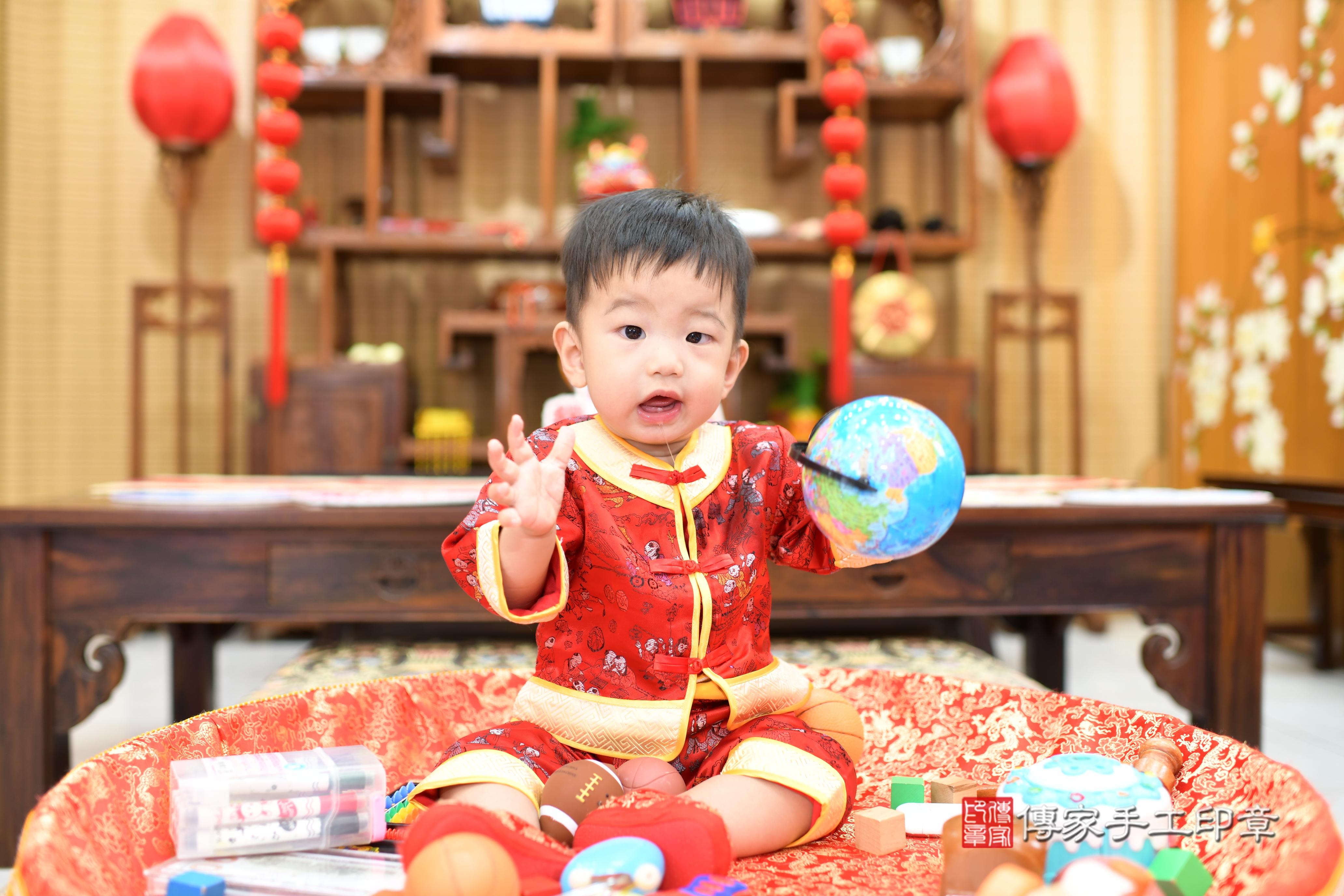 威威寶貝抓周，小孩古裝禮服照。地點：傳家「台南店」古禮會場