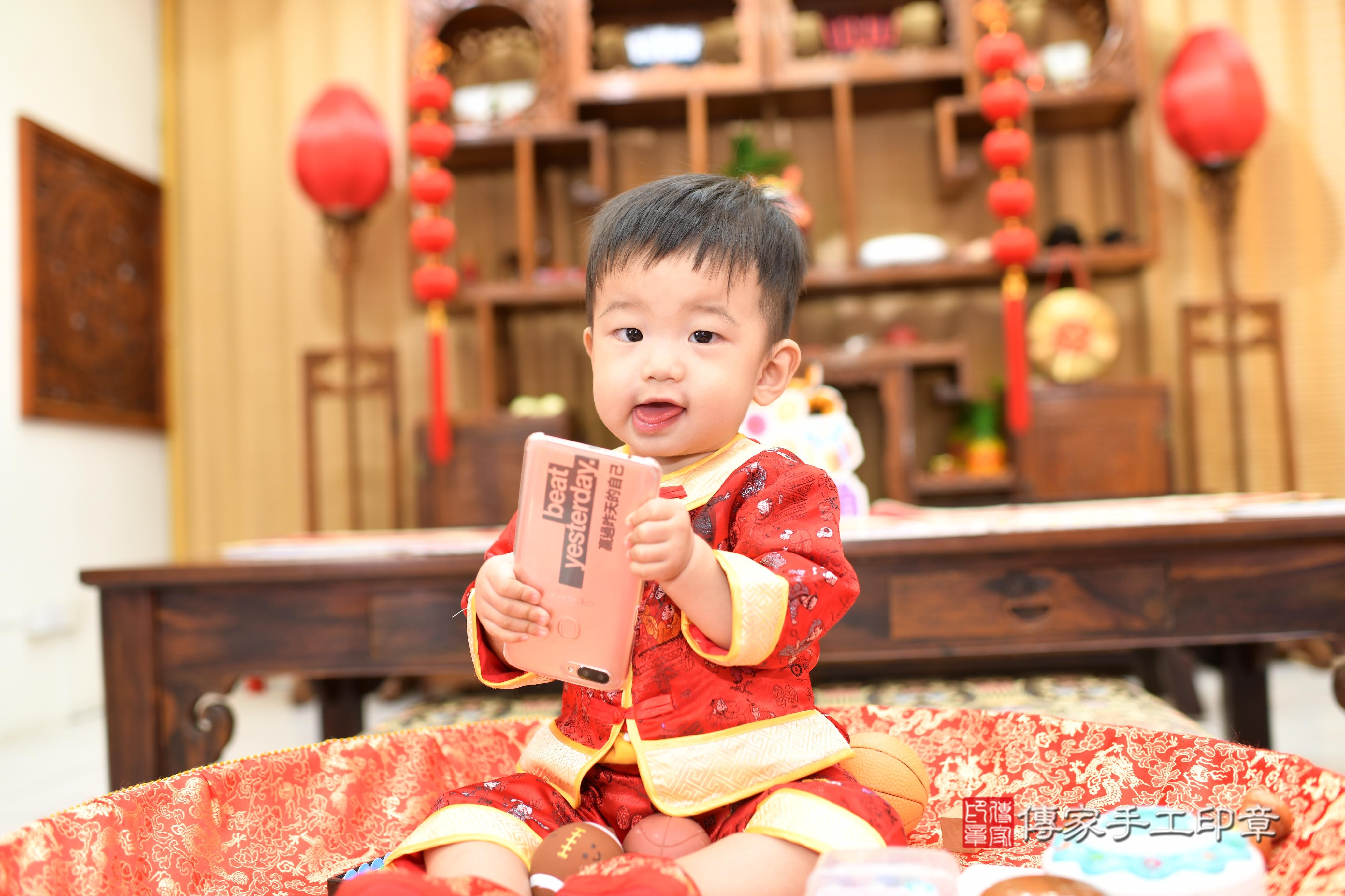 威威寶貝抓周，小孩古裝禮服照。地點：傳家「台南店」古禮會場