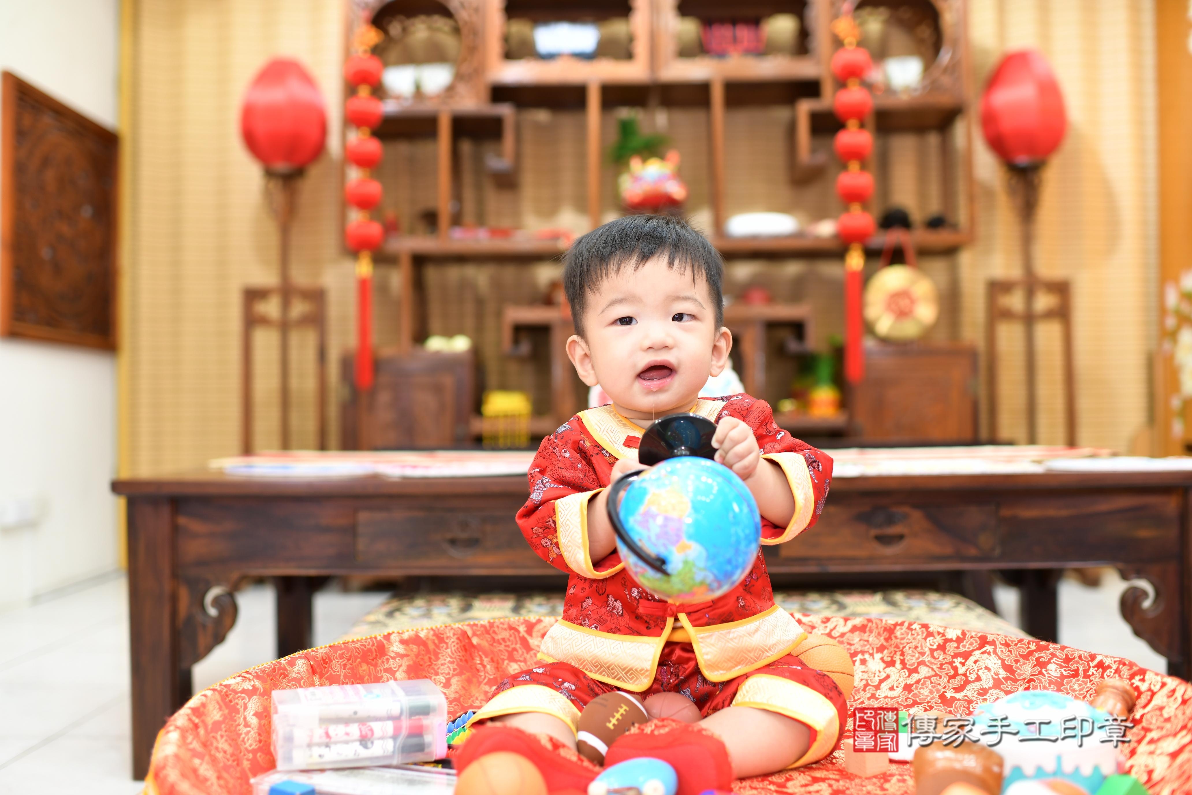 威威寶貝抓周，小孩古裝禮服照。地點：傳家「台南店」古禮會場