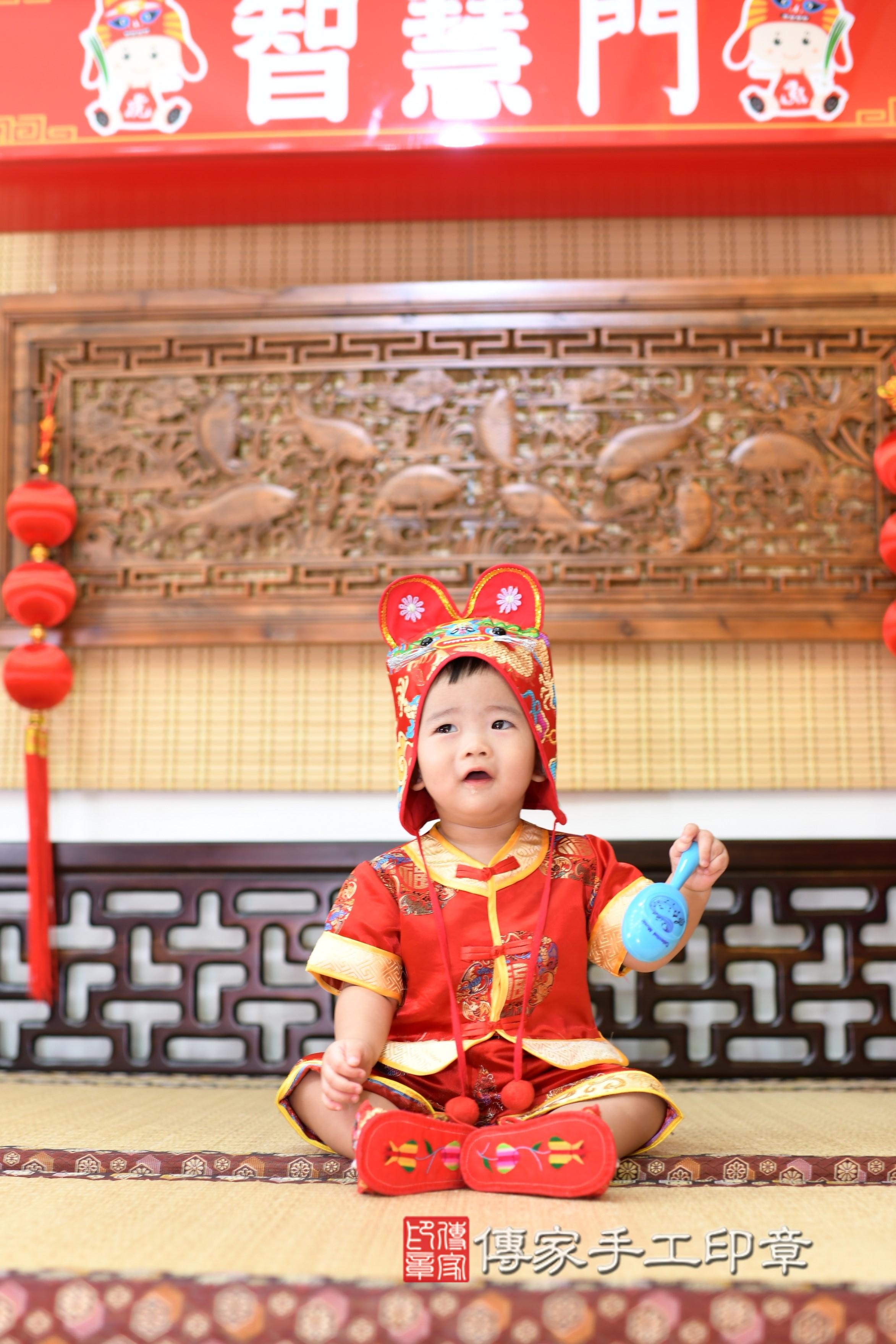 哲哲寶貝抓周，小孩古裝禮服照。地點：傳家「台南店」古禮會場