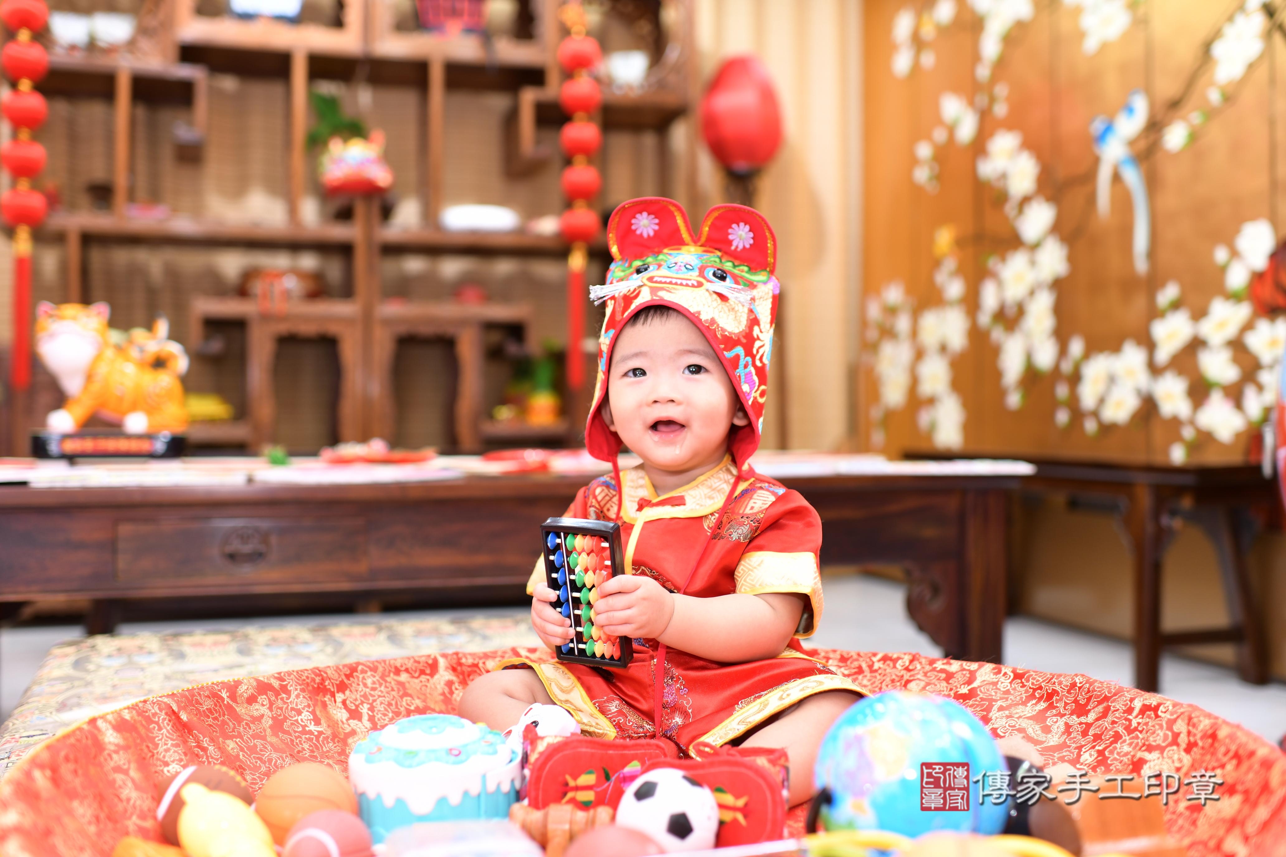 哲哲寶貝抓周，小孩古裝禮服照。地點：傳家「台南店」古禮會場