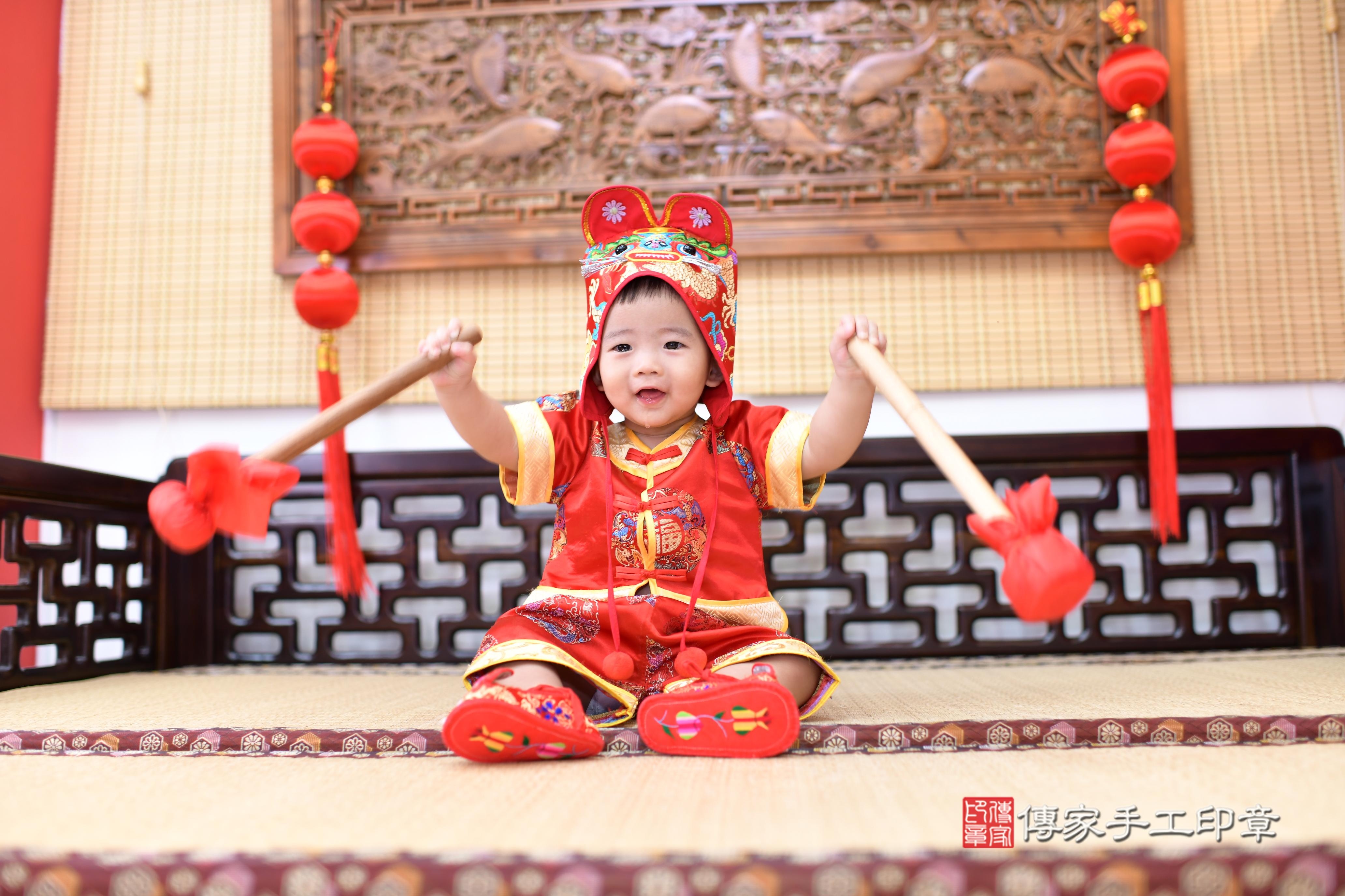 哲哲寶貝抓周，小孩古裝禮服照。地點：傳家「台南店」古禮會場
