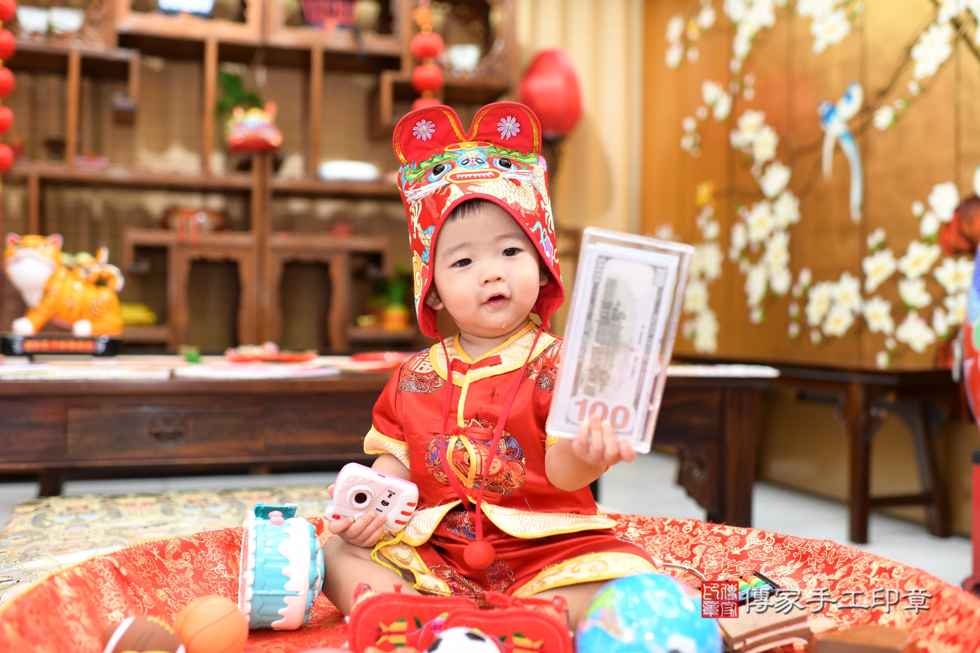 哲哲寶貝抓周，小孩古裝禮服照。地點：傳家「台南店」古禮會場