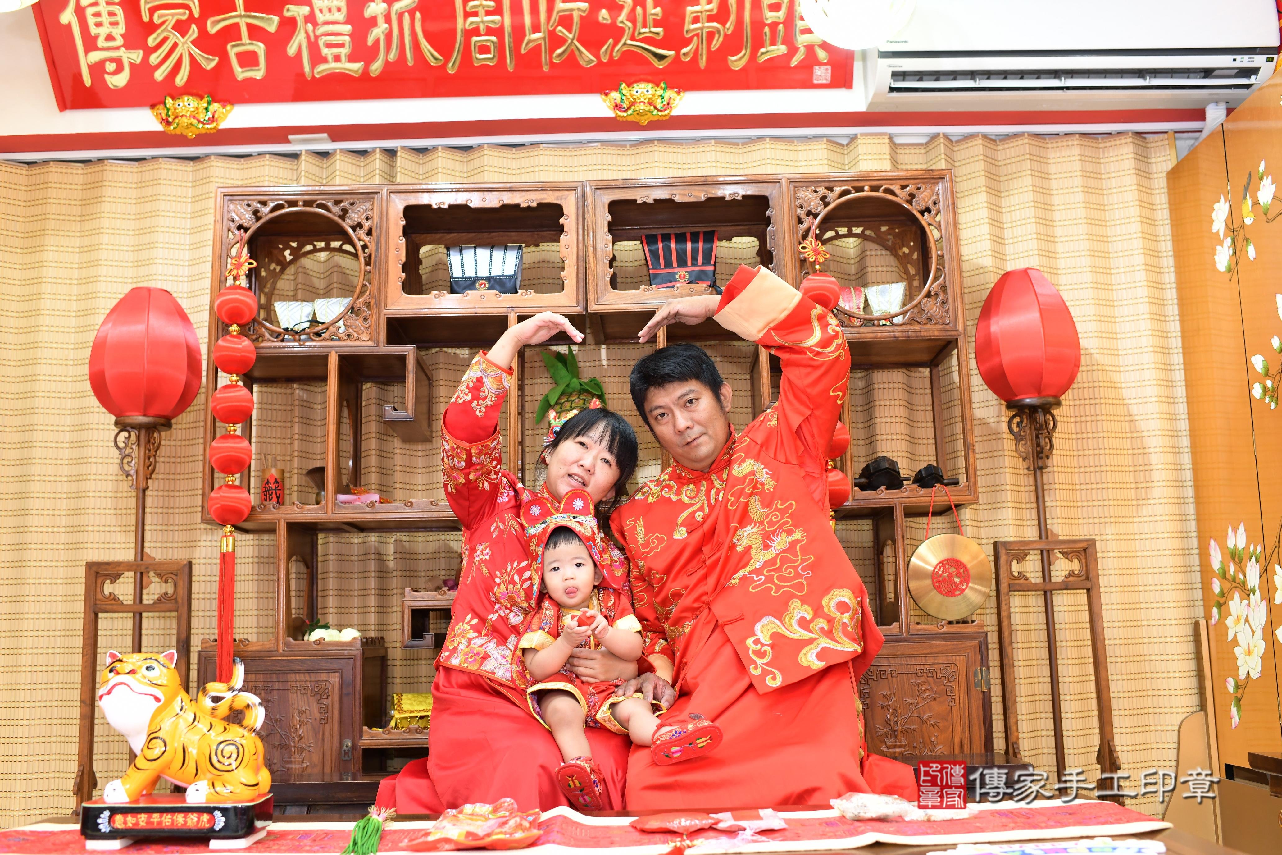 哲哲寶貝抓周，成人與小孩古裝禮服照。地點：傳家「台南店」古禮會場