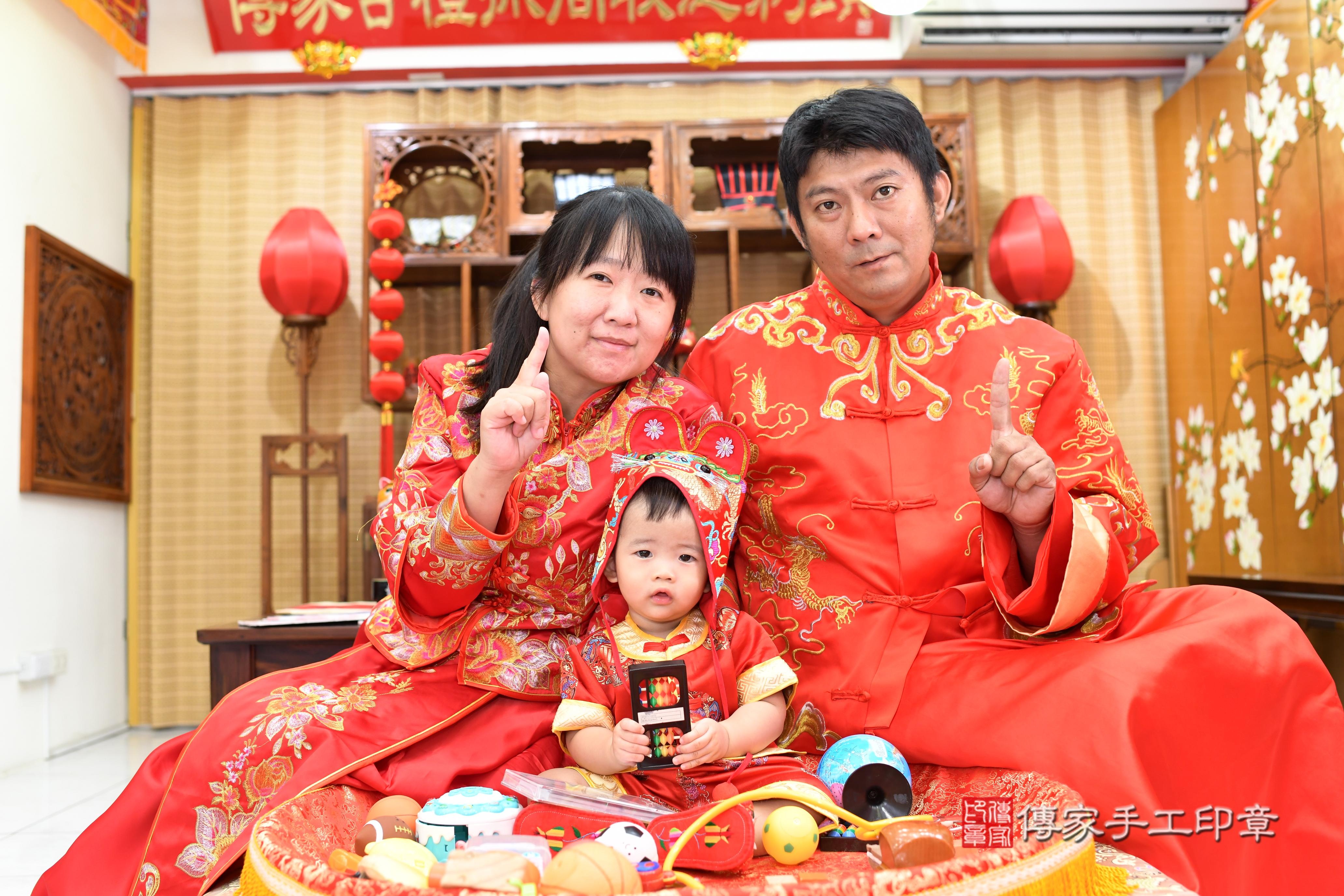 哲哲寶貝抓周，成人與小孩古裝禮服照。地點：傳家「台南店」古禮會場