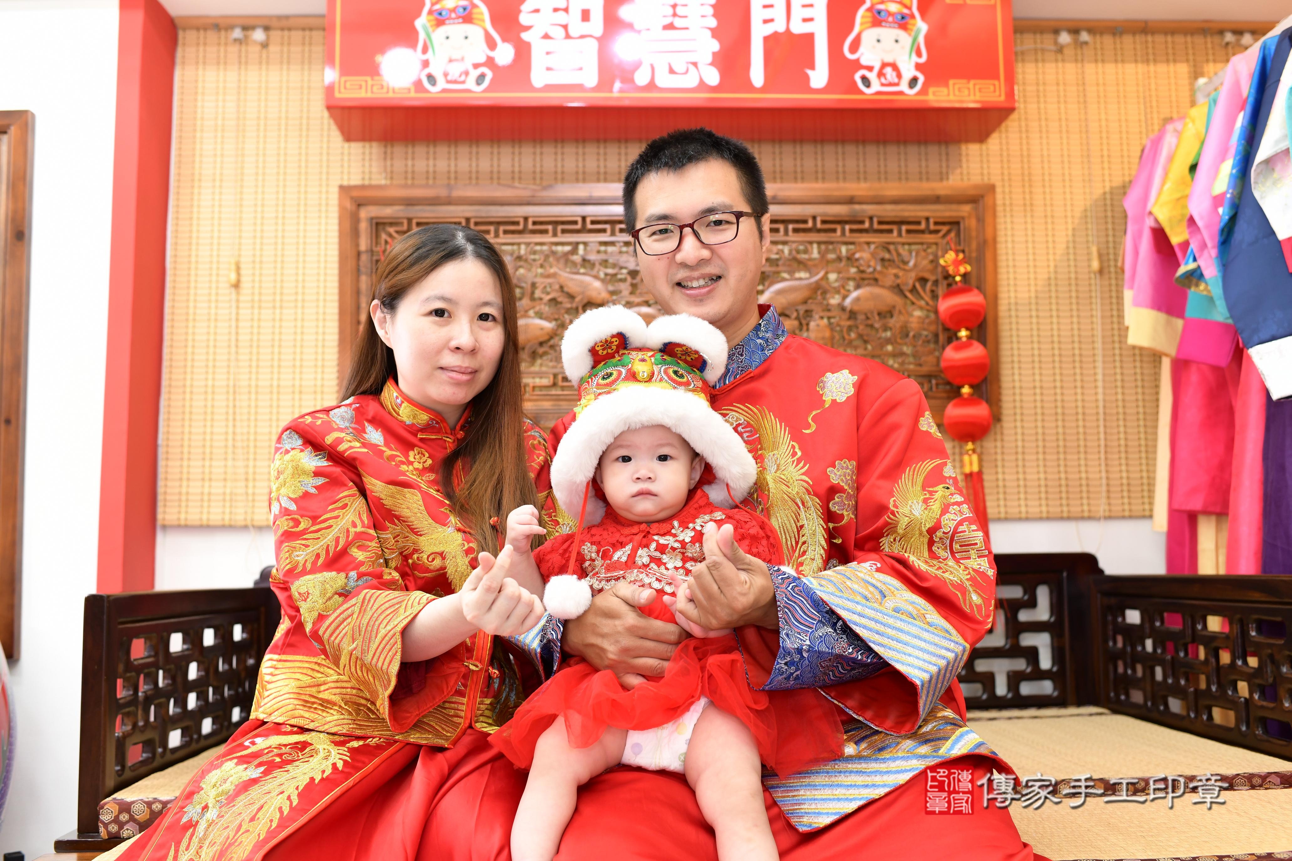 小鈺寶貝抓周，成人與小孩古裝禮服照。地點：傳家「台南店」古禮會場