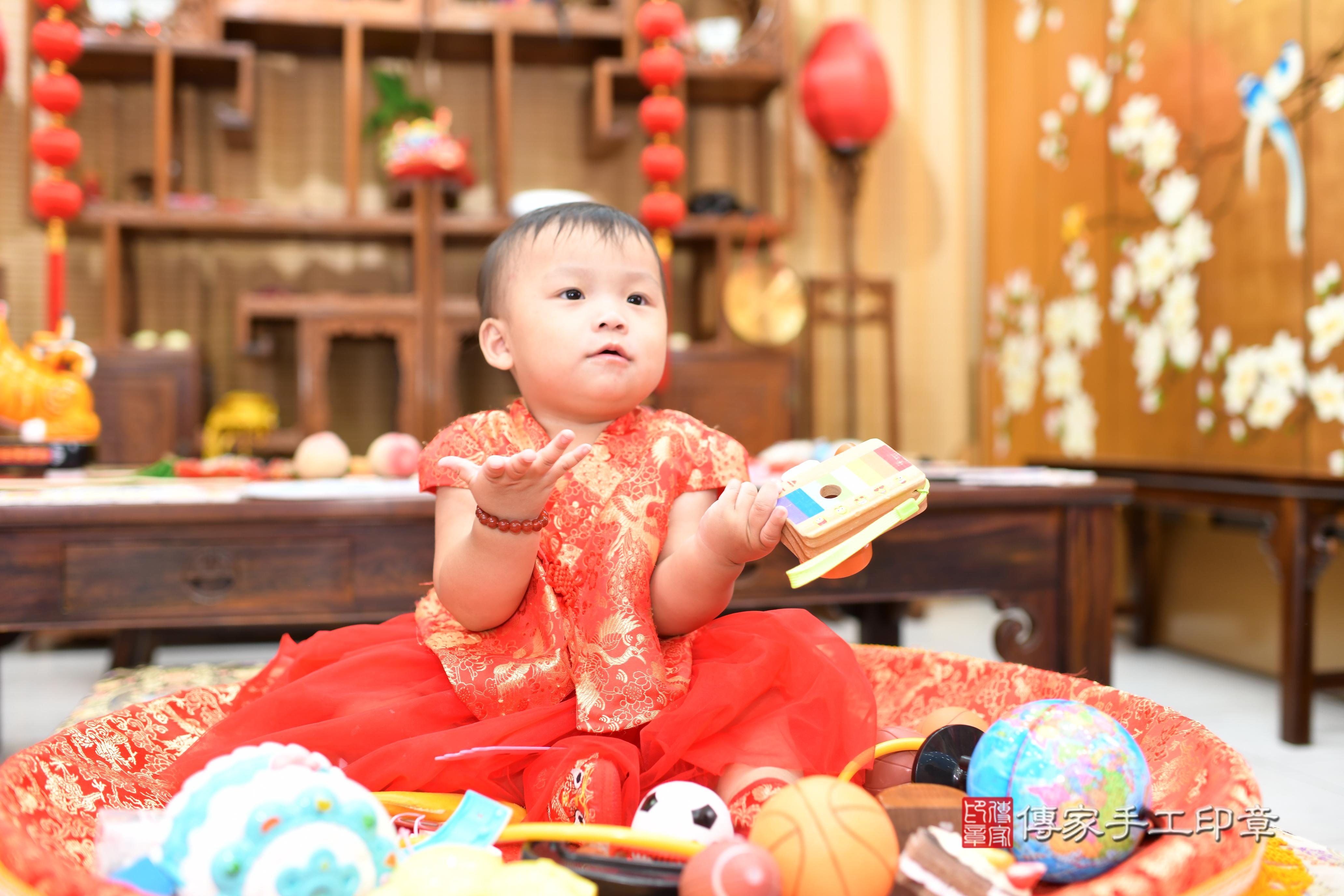 芙芙寶貝抓周，小孩古裝禮服照。地點：傳家「台南店」古禮會場