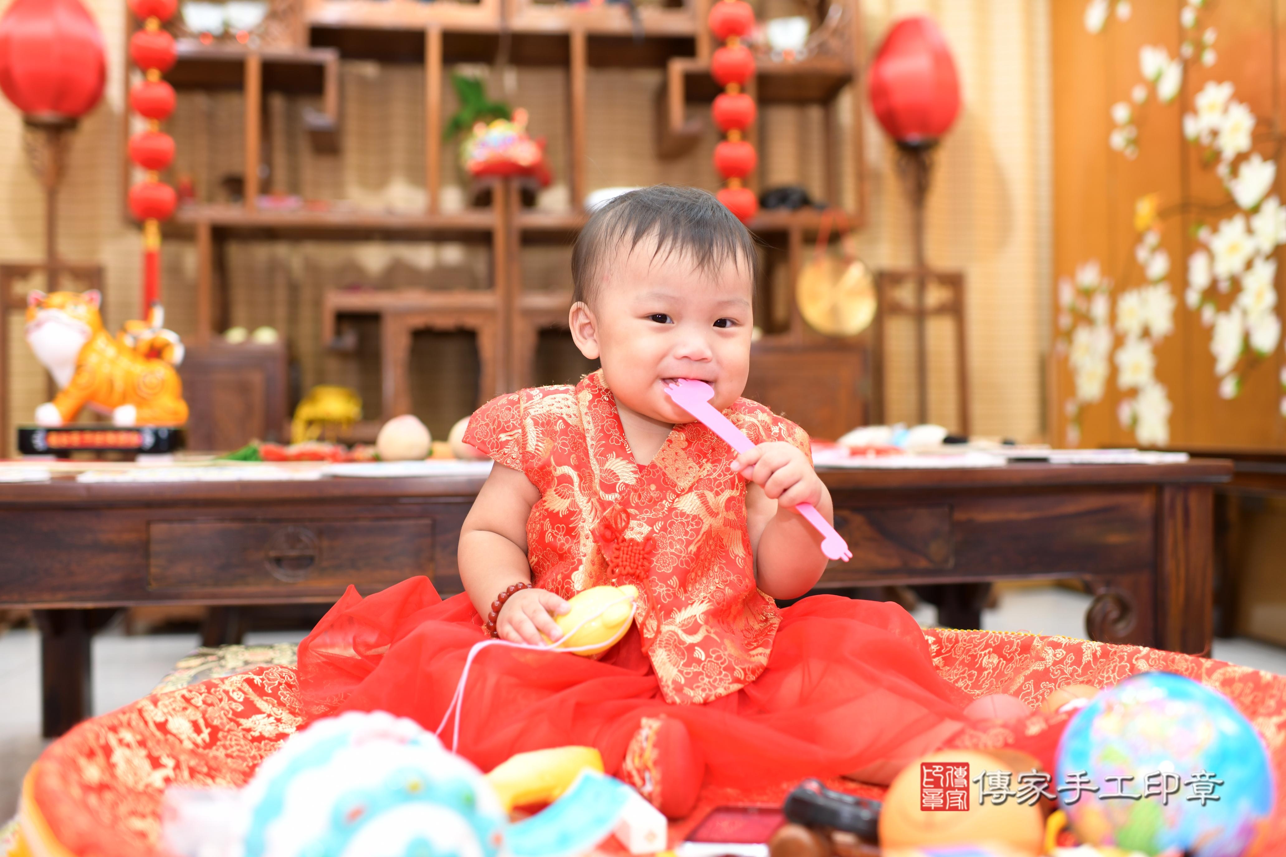 芙芙寶貝抓周，小孩古裝禮服照。地點：傳家「台南店」古禮會場