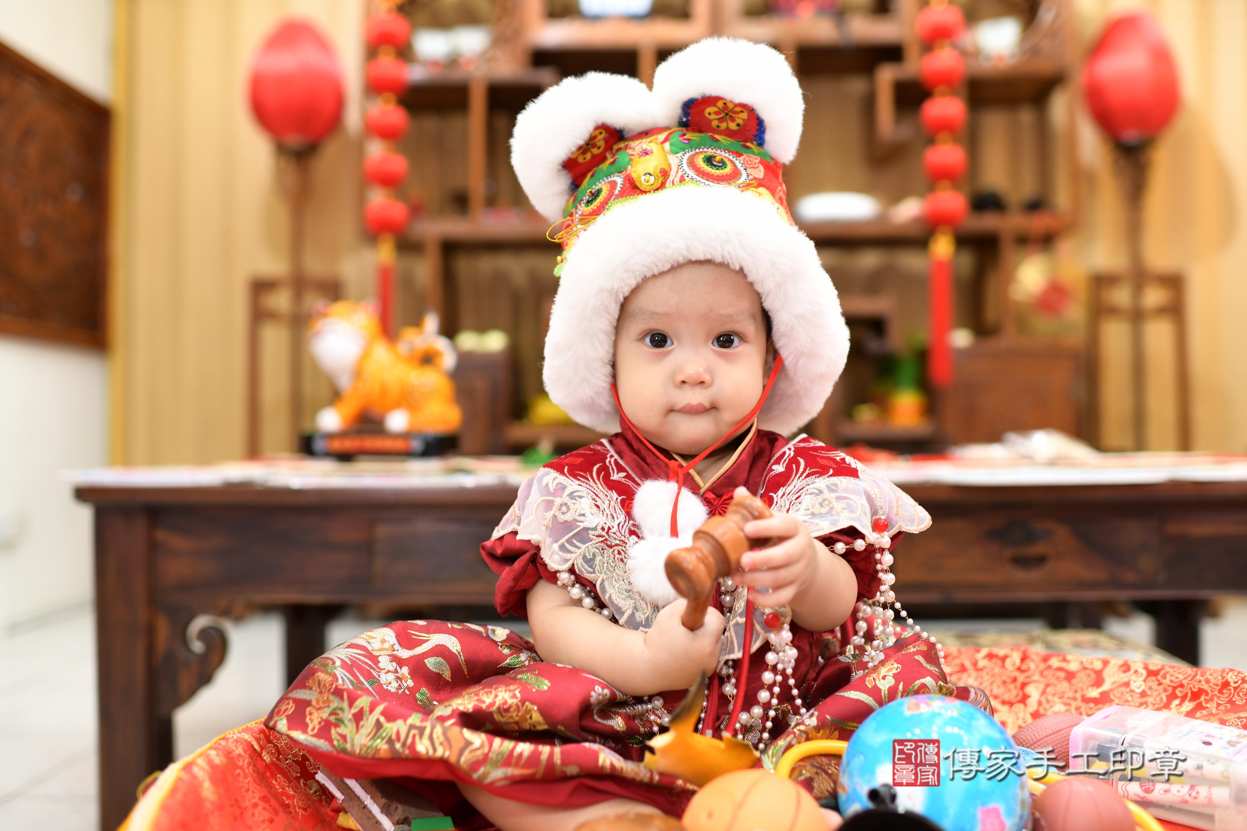 靖靖寶貝抓周，小孩古裝禮服照。地點：傳家「台南店」古禮會場