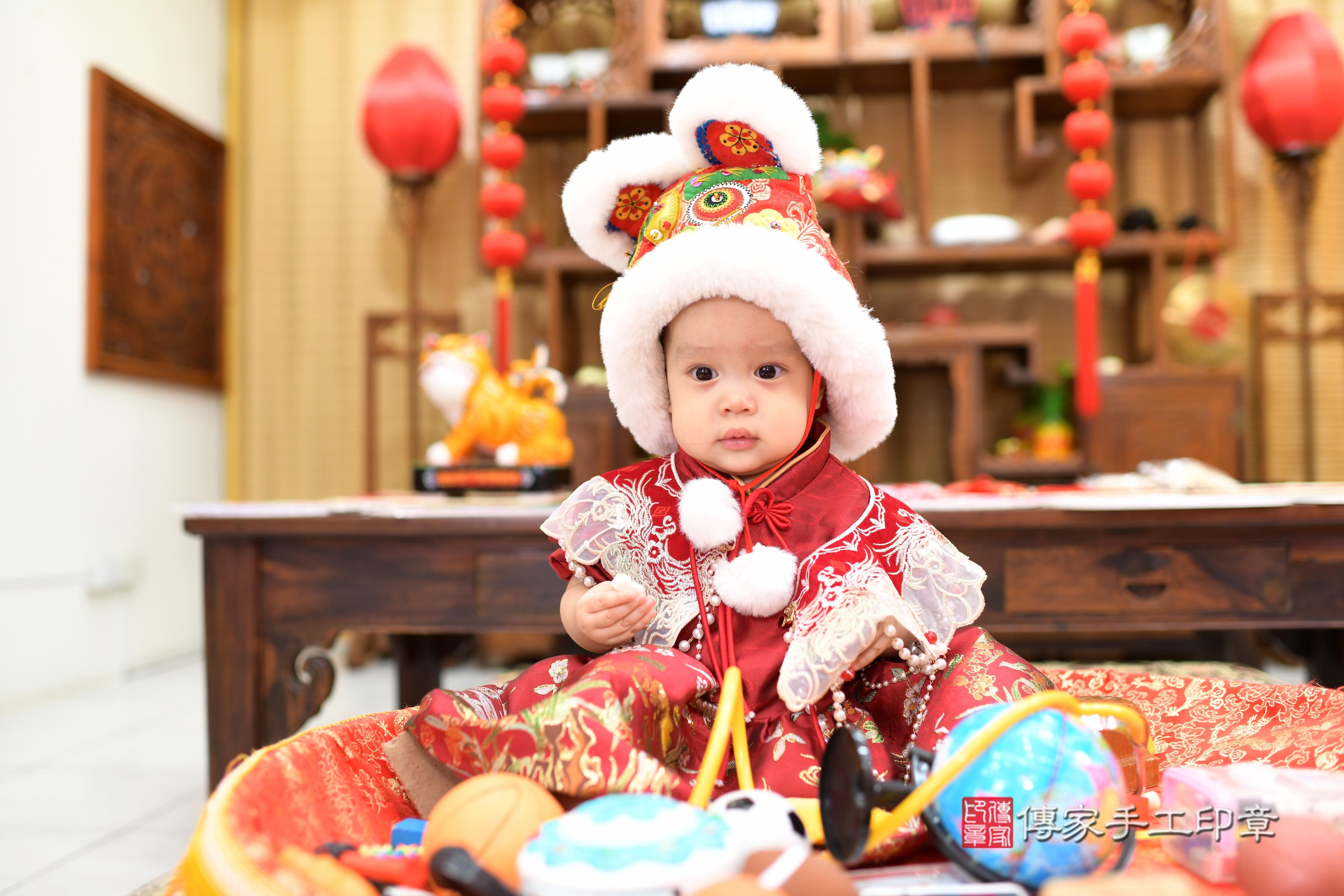 靖靖寶貝抓周，小孩古裝禮服照。地點：傳家「台南店」古禮會場