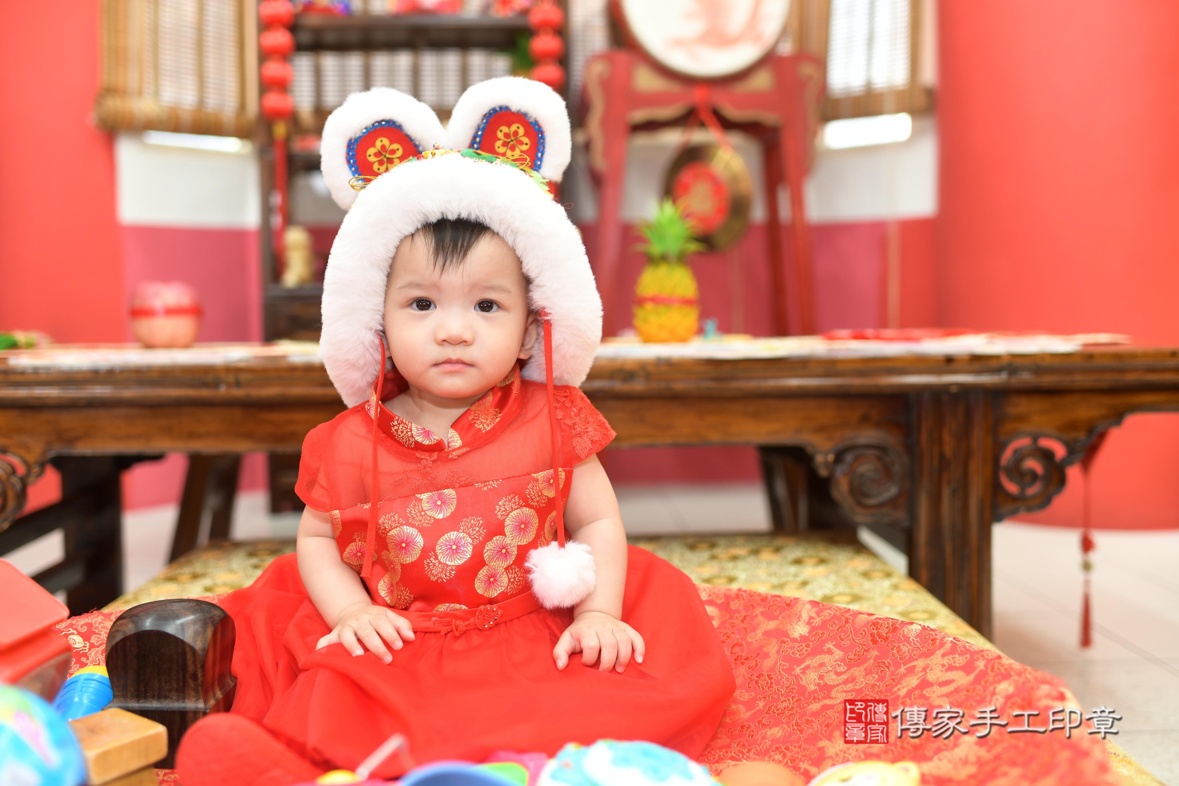 霏霏寶貝抓周，成人與小孩古裝禮服照。地點：傳家「高雄店」古禮會場