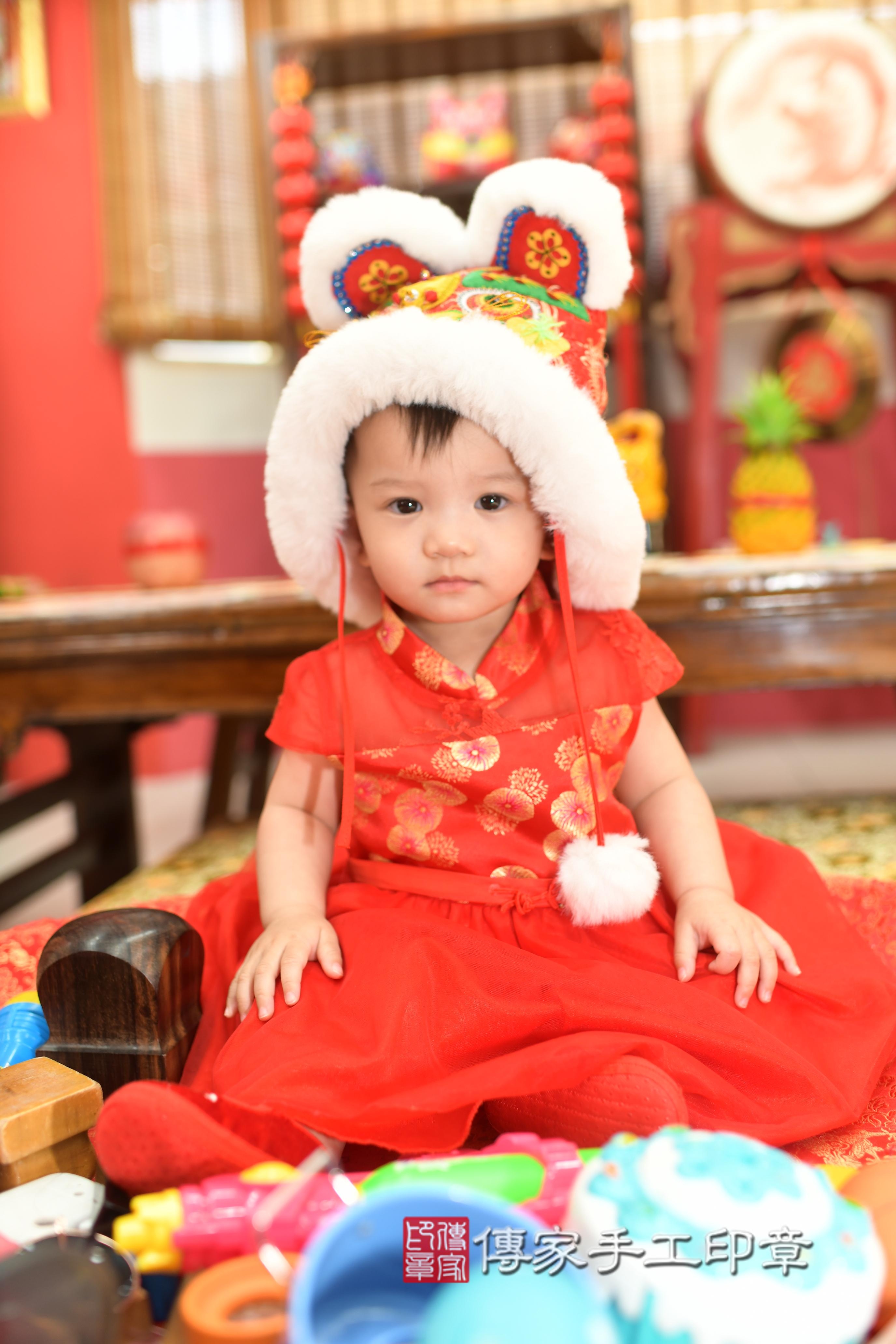 霏霏寶貝抓周，成人與小孩古裝禮服照。地點：傳家「高雄店」古禮會場