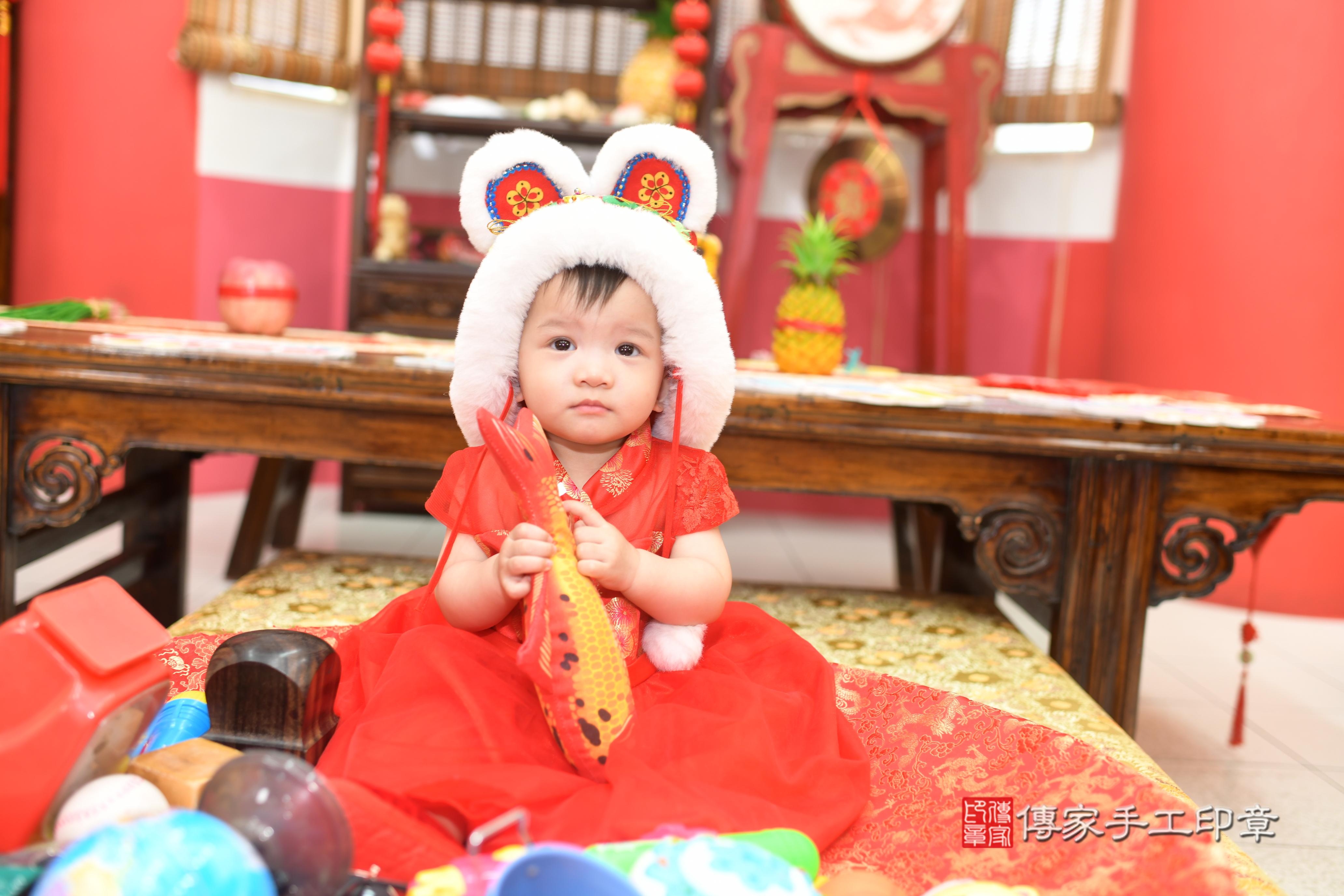 霏霏寶貝抓周，成人與小孩古裝禮服照。地點：傳家「高雄店」古禮會場