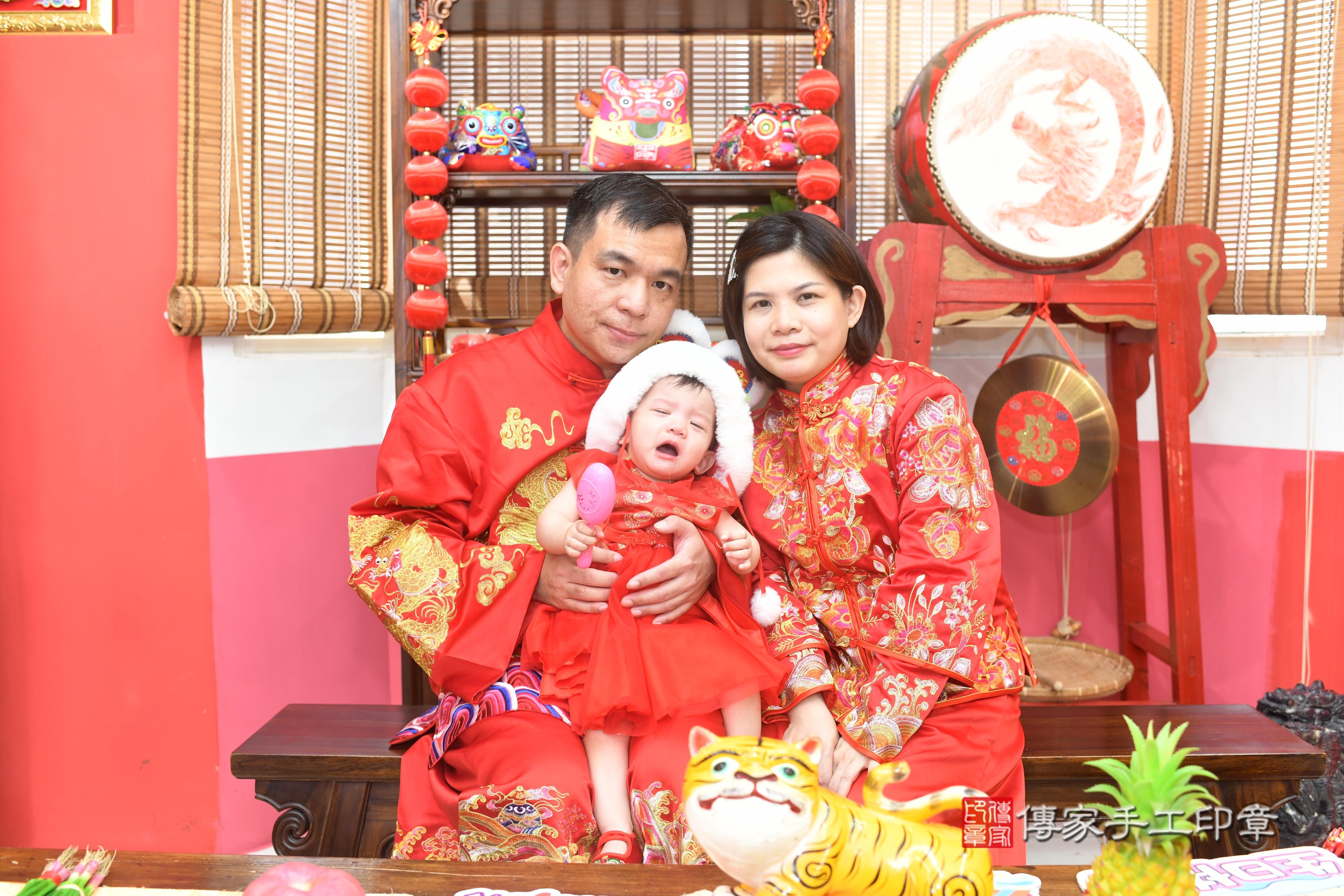 霏霏寶貝抓周，成人與小孩古裝禮服照。地點：傳家「高雄店」古禮會場