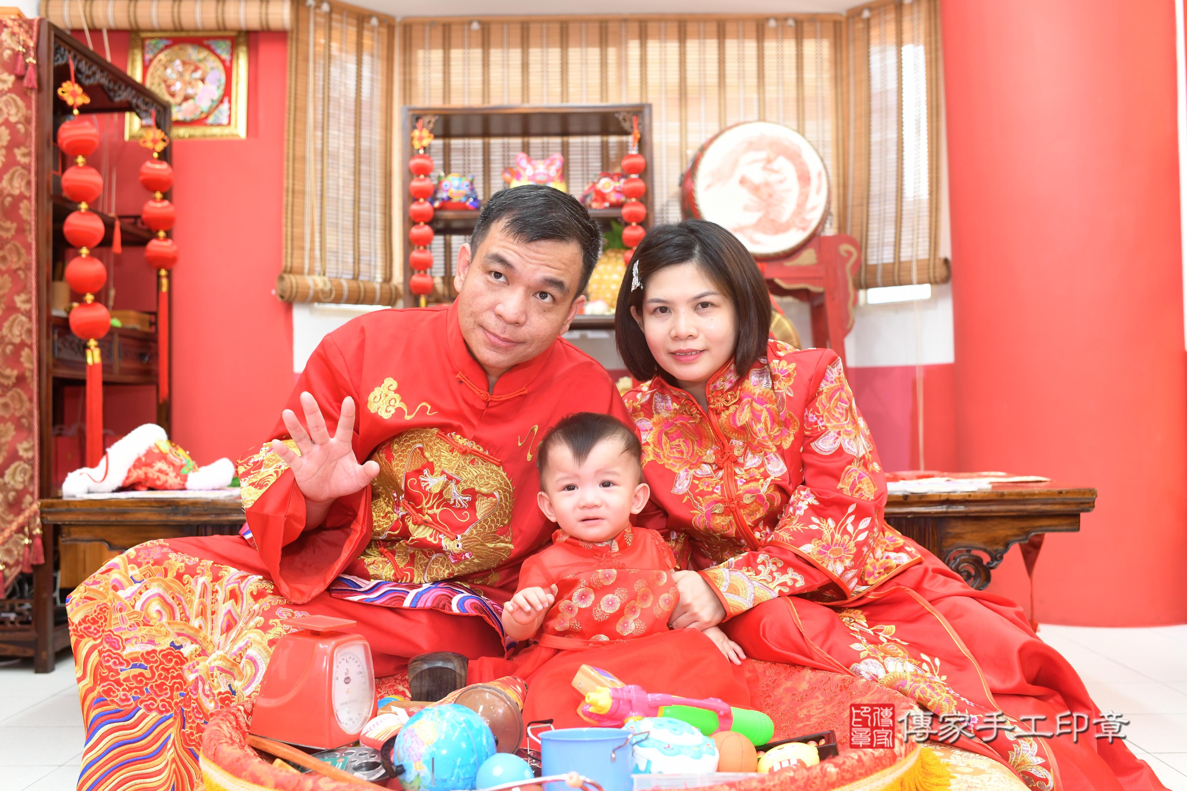 霏霏寶貝抓周，成人與小孩古裝禮服照。地點：傳家「高雄店」古禮會場