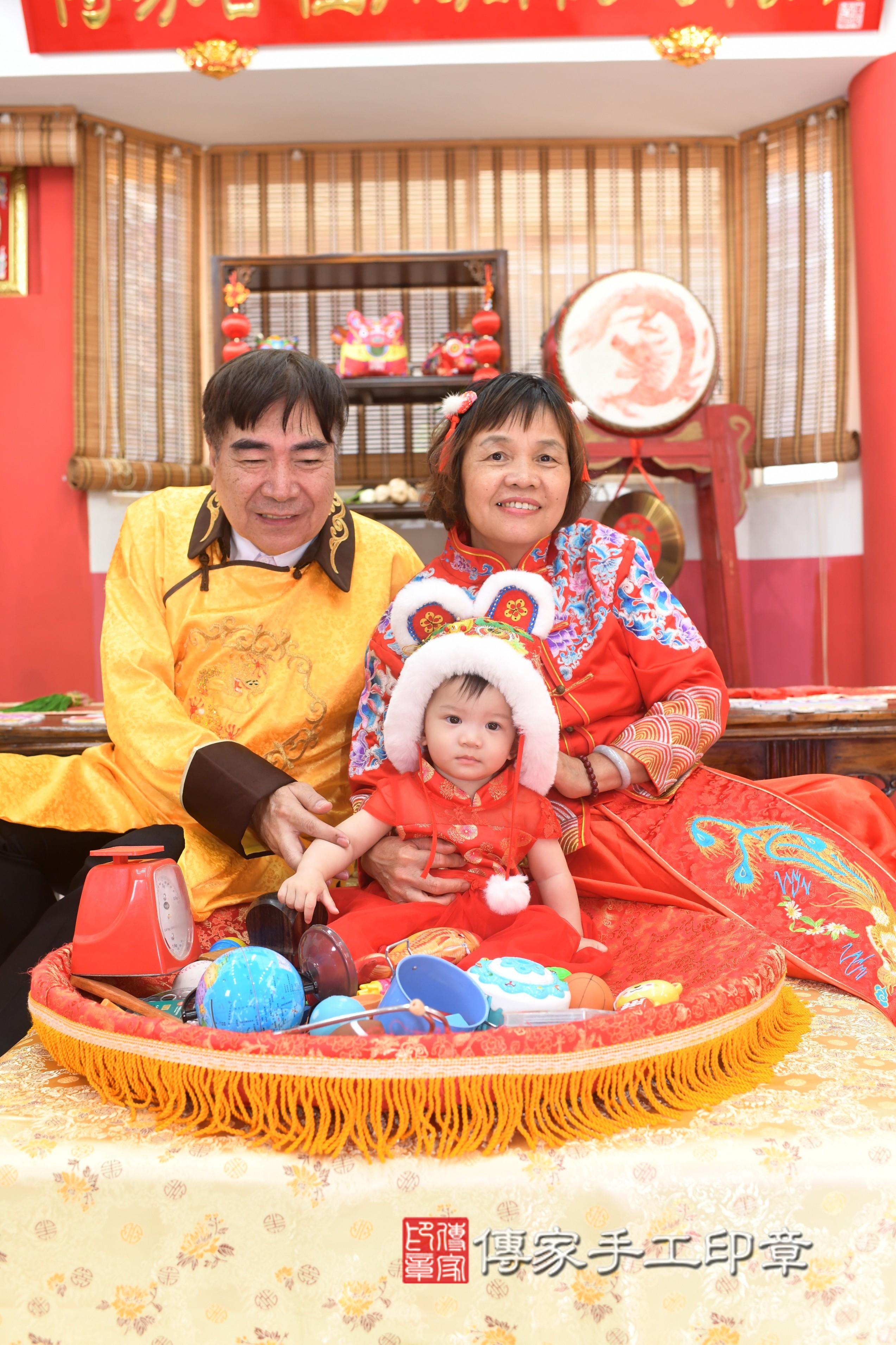 霏霏寶貝抓周，成人與小孩古裝禮服照。地點：傳家「高雄店」古禮會場