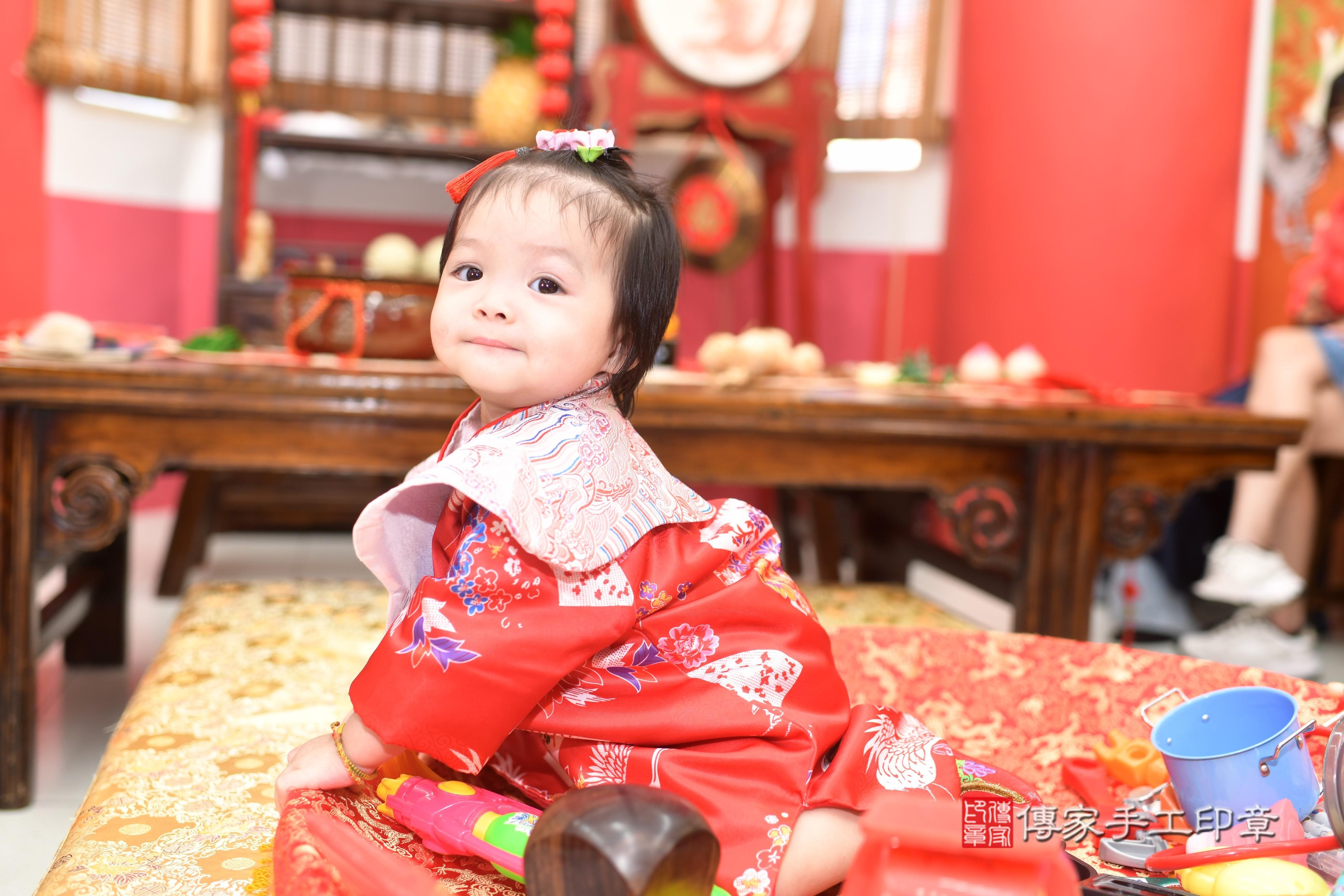 涵涵寶貝抓周，小孩古裝禮服照。地點：傳家「高雄店」古禮會場