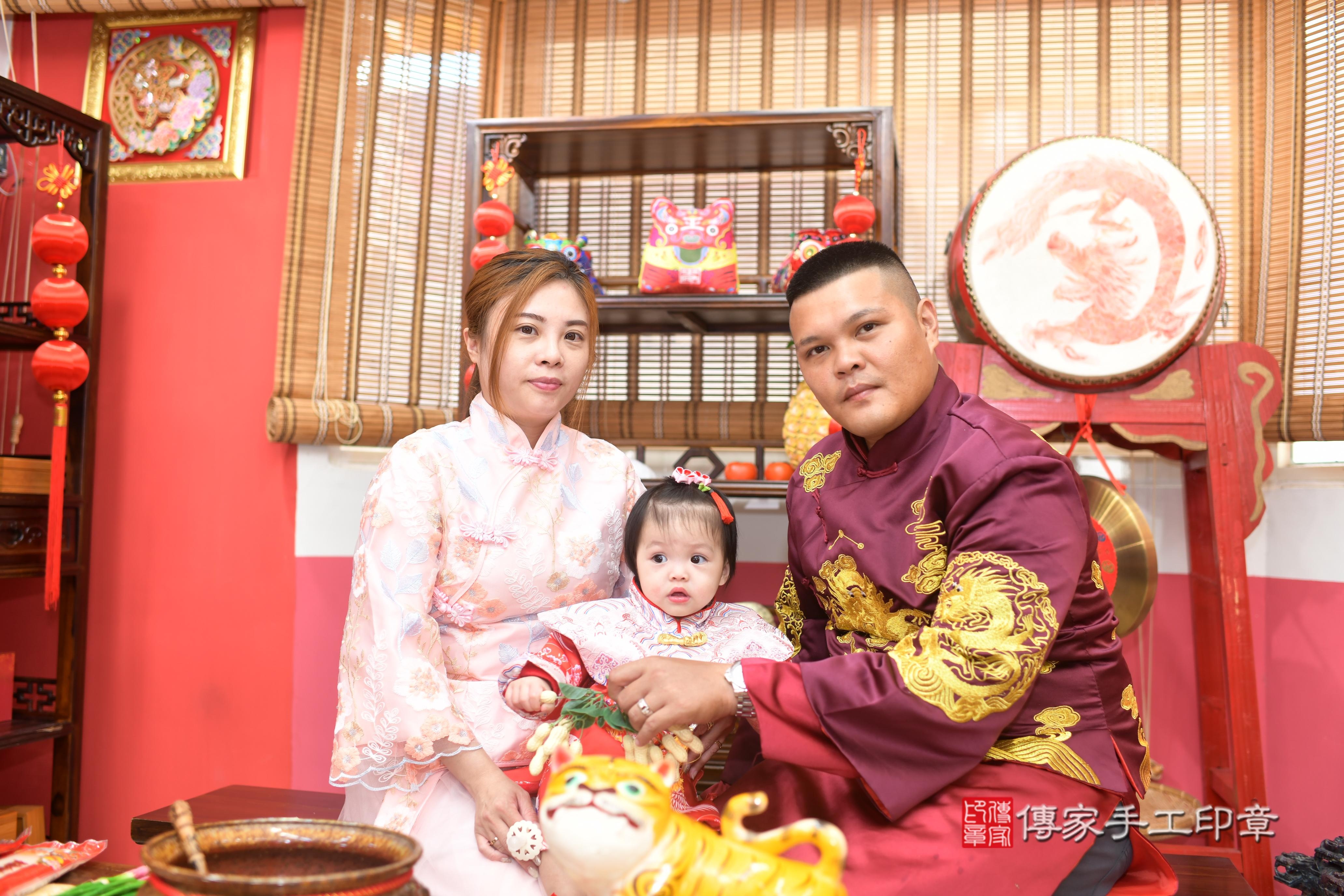涵涵寶貝抓周，成人與小孩古裝禮服照。地點：傳家「高雄店」古禮會場