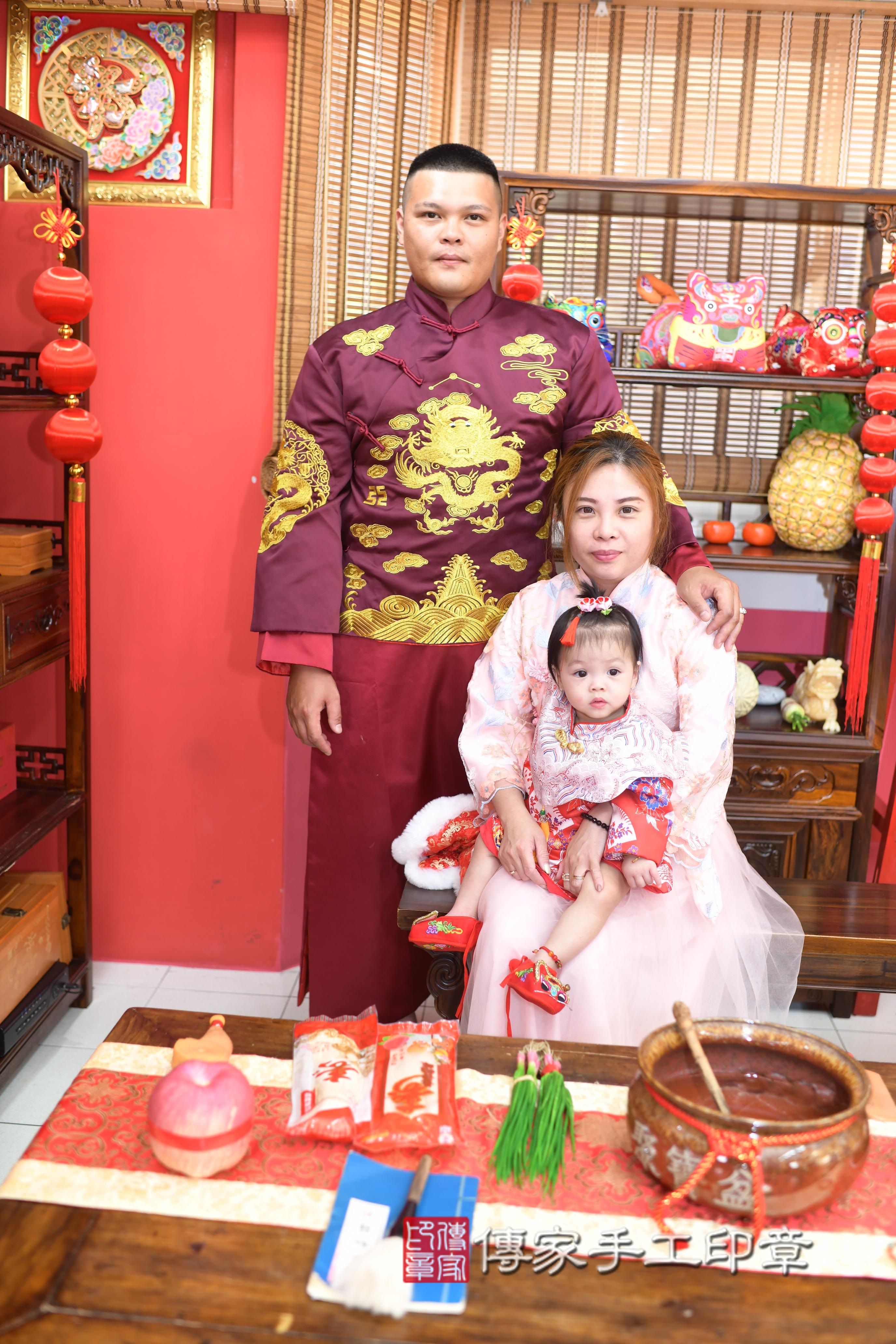 涵涵寶貝抓周，成人與小孩古裝禮服照。地點：傳家「高雄店」古禮會場