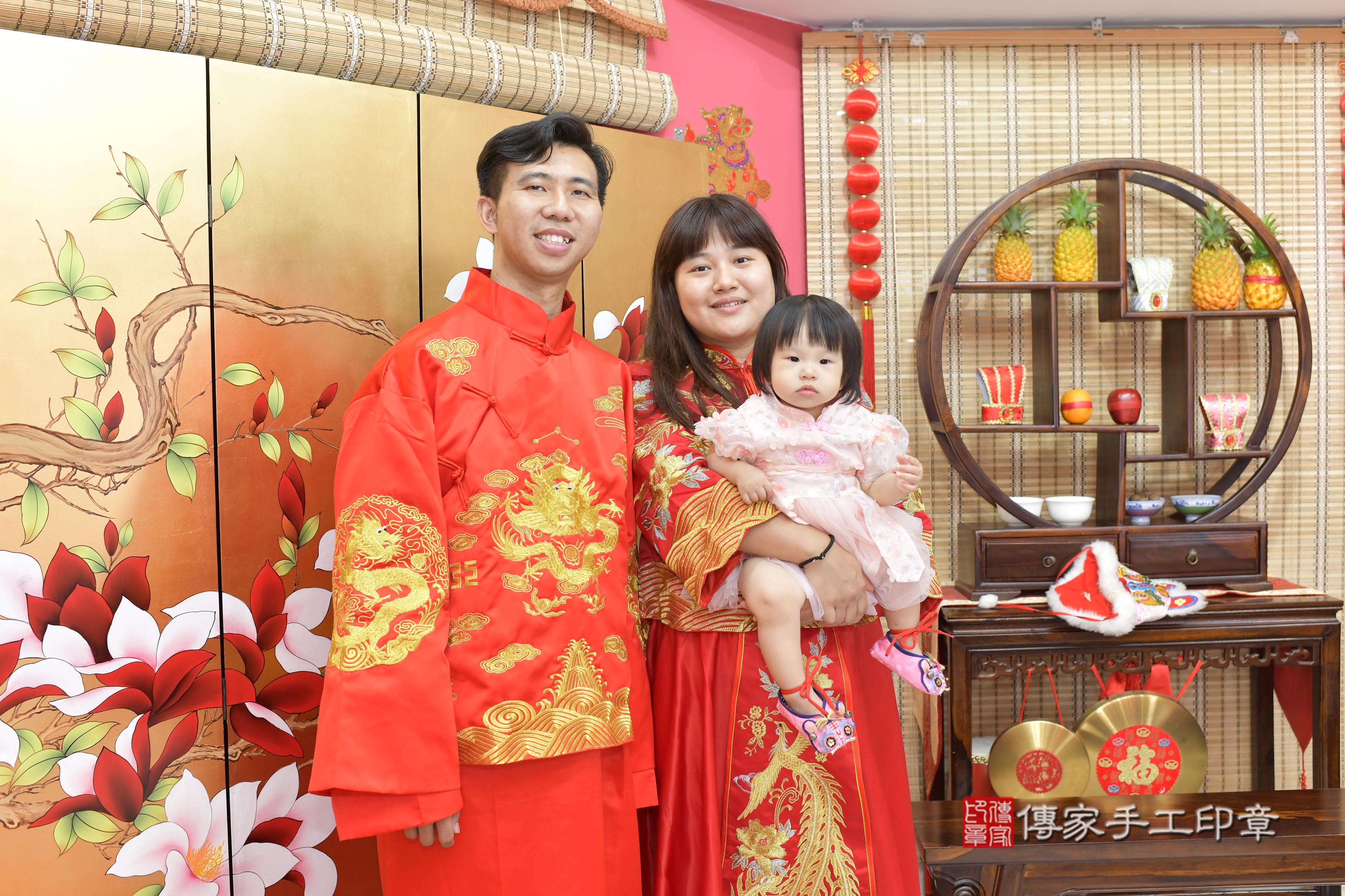 霈霈寶貝抓周，成人與小孩古裝禮服照。地點：傳家「新竹店」古禮會場