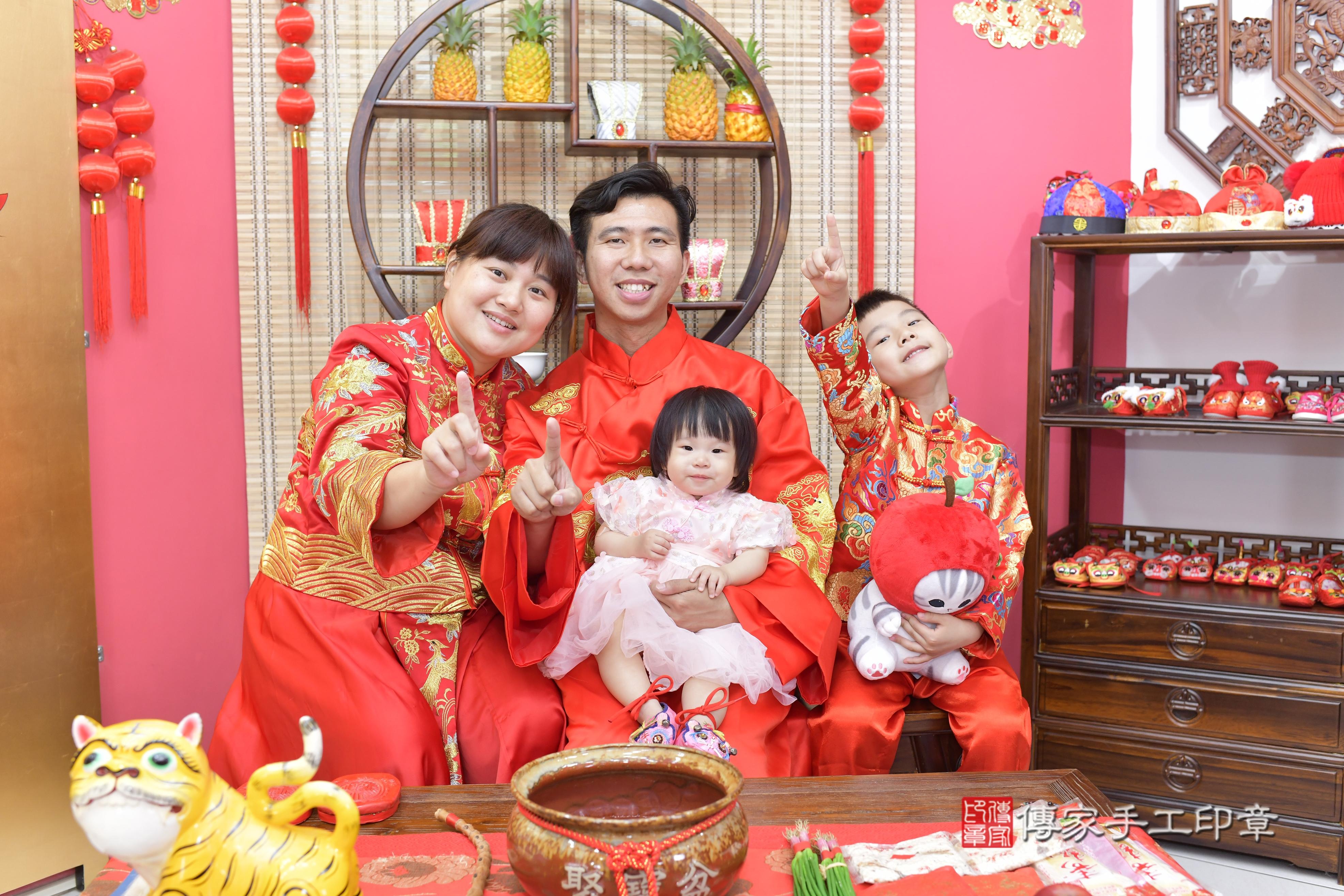 霈霈寶貝抓周，成人與小孩古裝禮服照。地點：傳家「新竹店」古禮會場