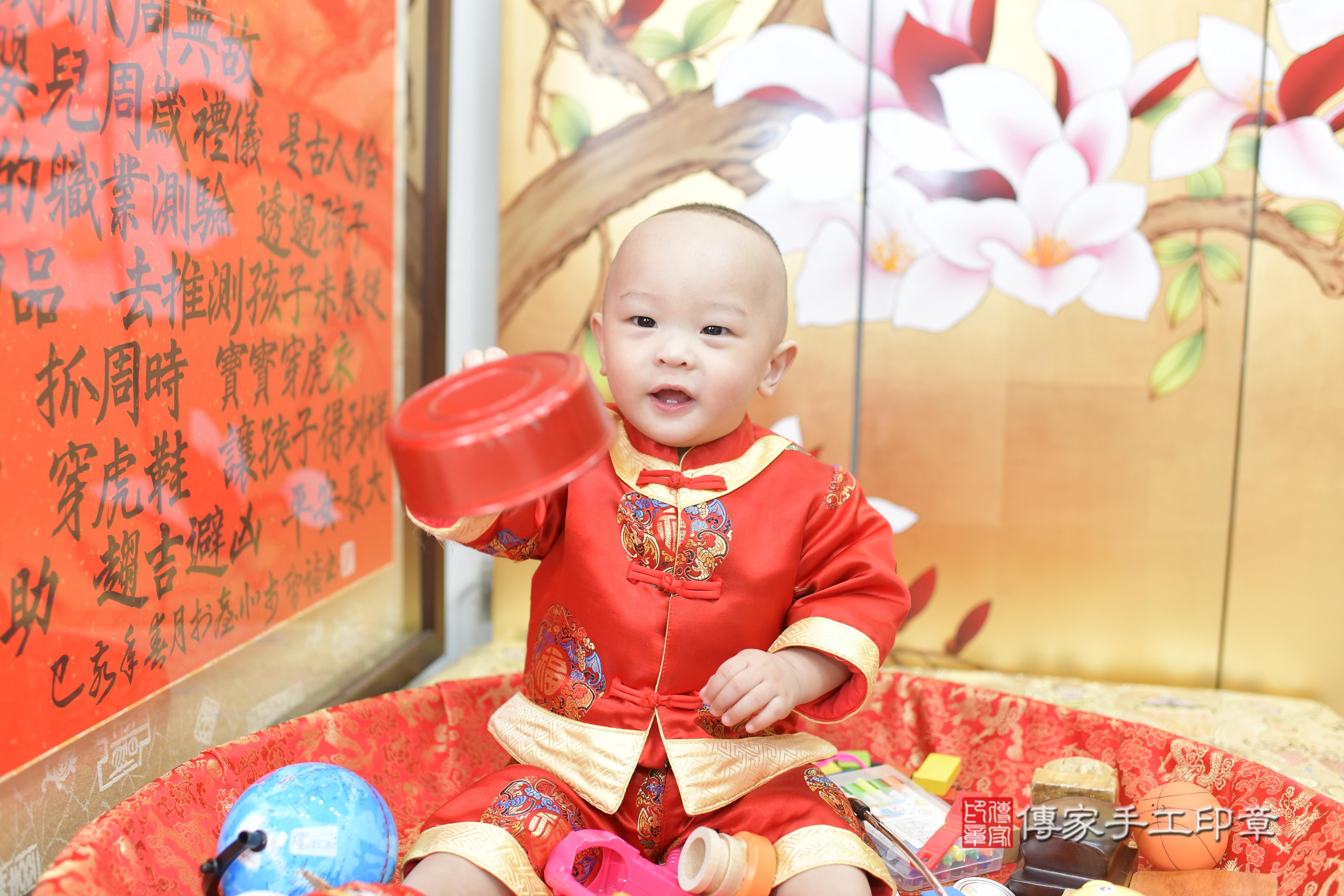 浩浩寶貝抓周，小孩古裝禮服照。地點：傳家「新竹店」古禮會場