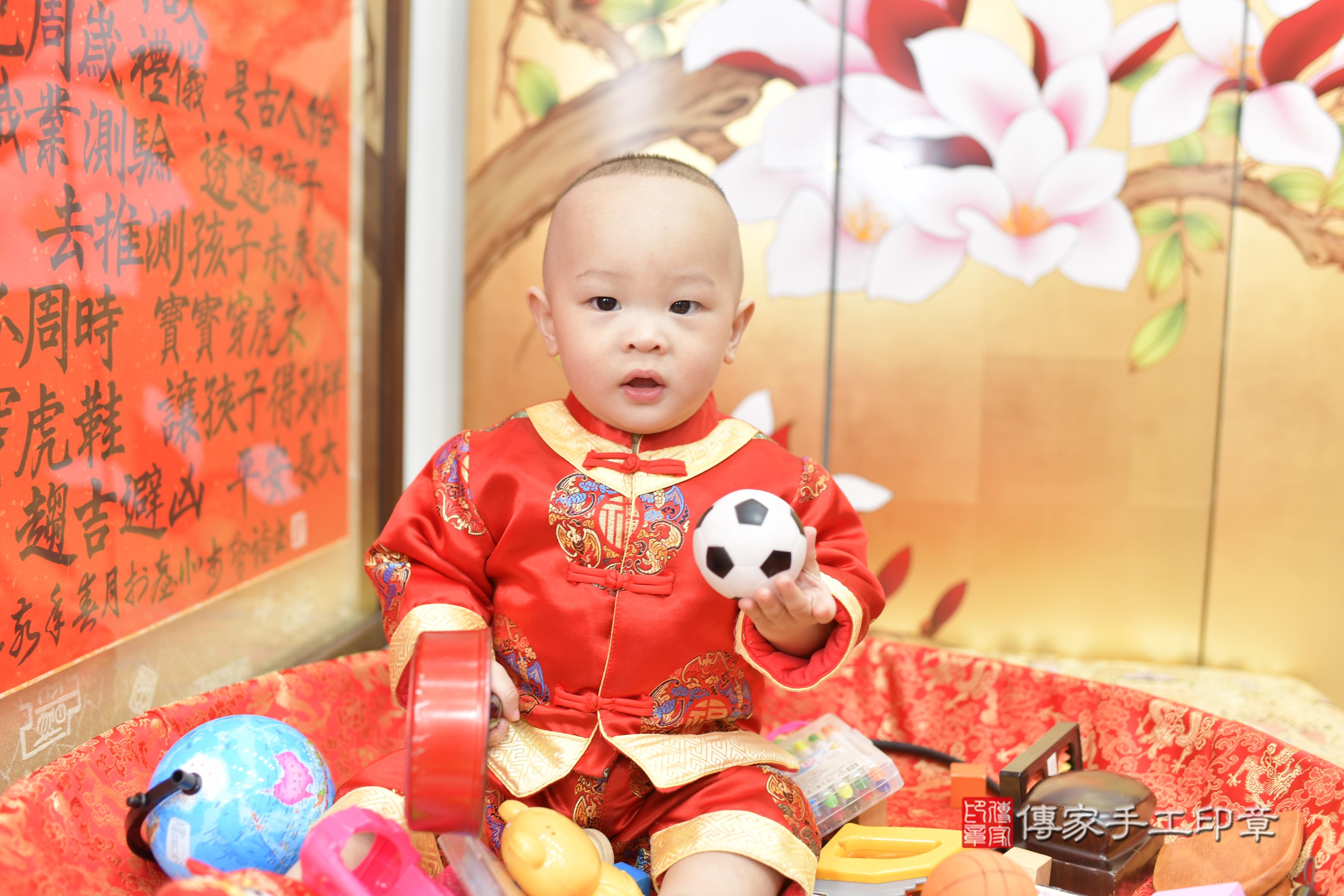 浩浩寶貝抓周，小孩古裝禮服照。地點：傳家「新竹店」古禮會場