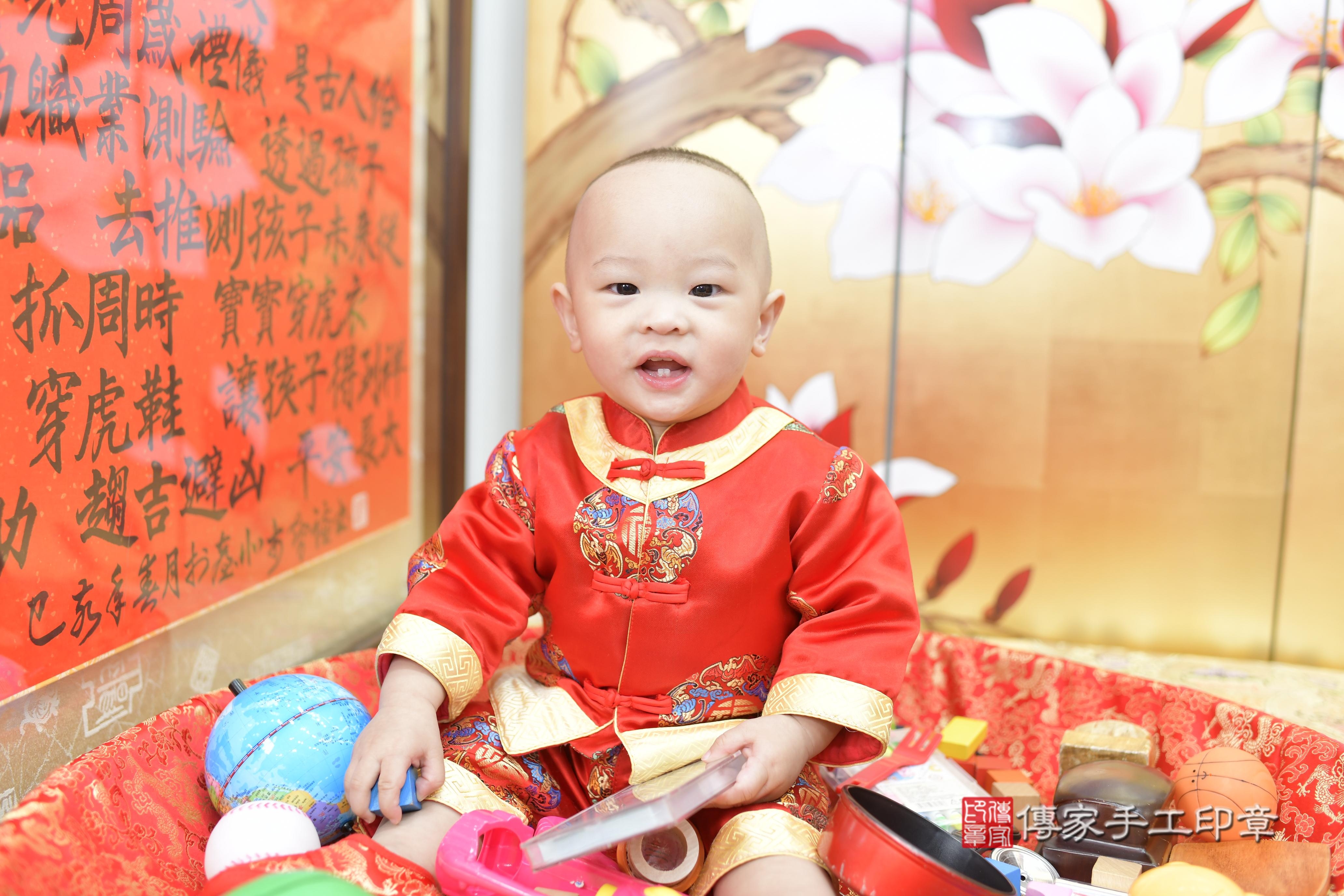 浩浩寶貝抓周，小孩古裝禮服照。地點：傳家「新竹店」古禮會場