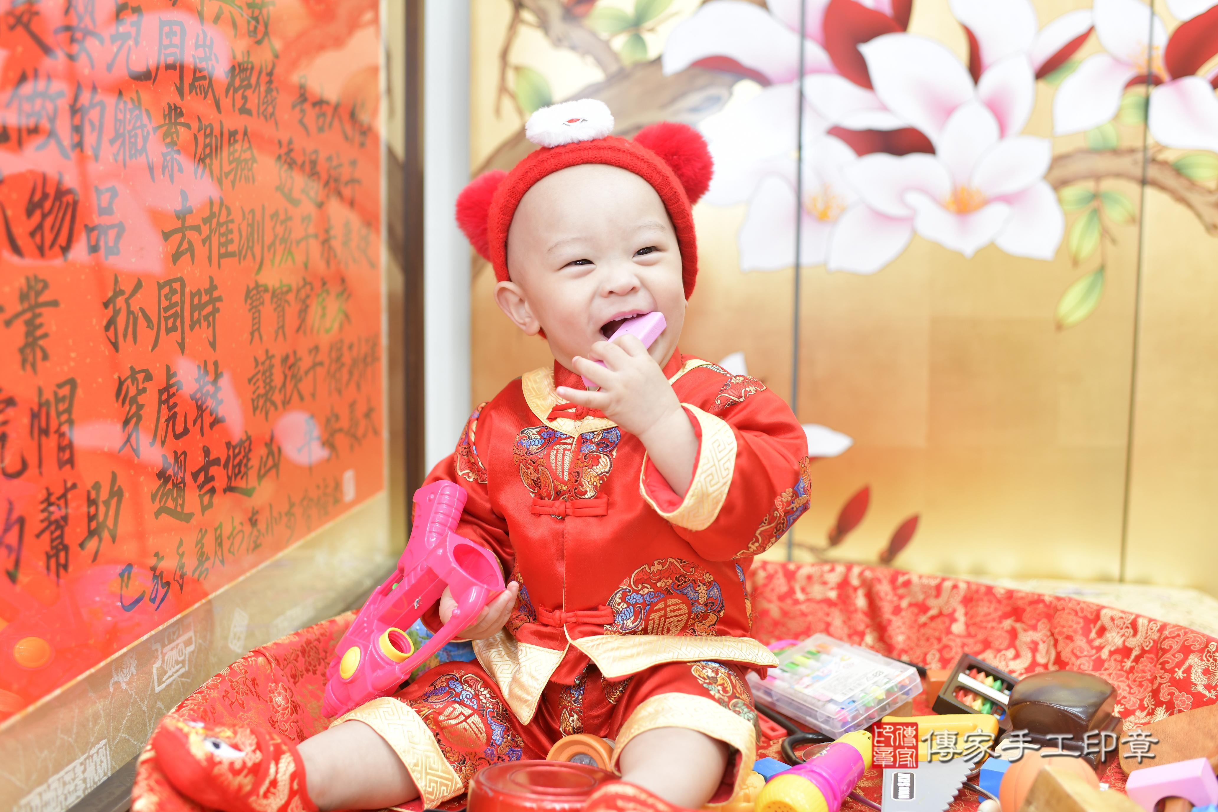 浩浩寶貝抓周，小孩古裝禮服照。地點：傳家「新竹店」古禮會場