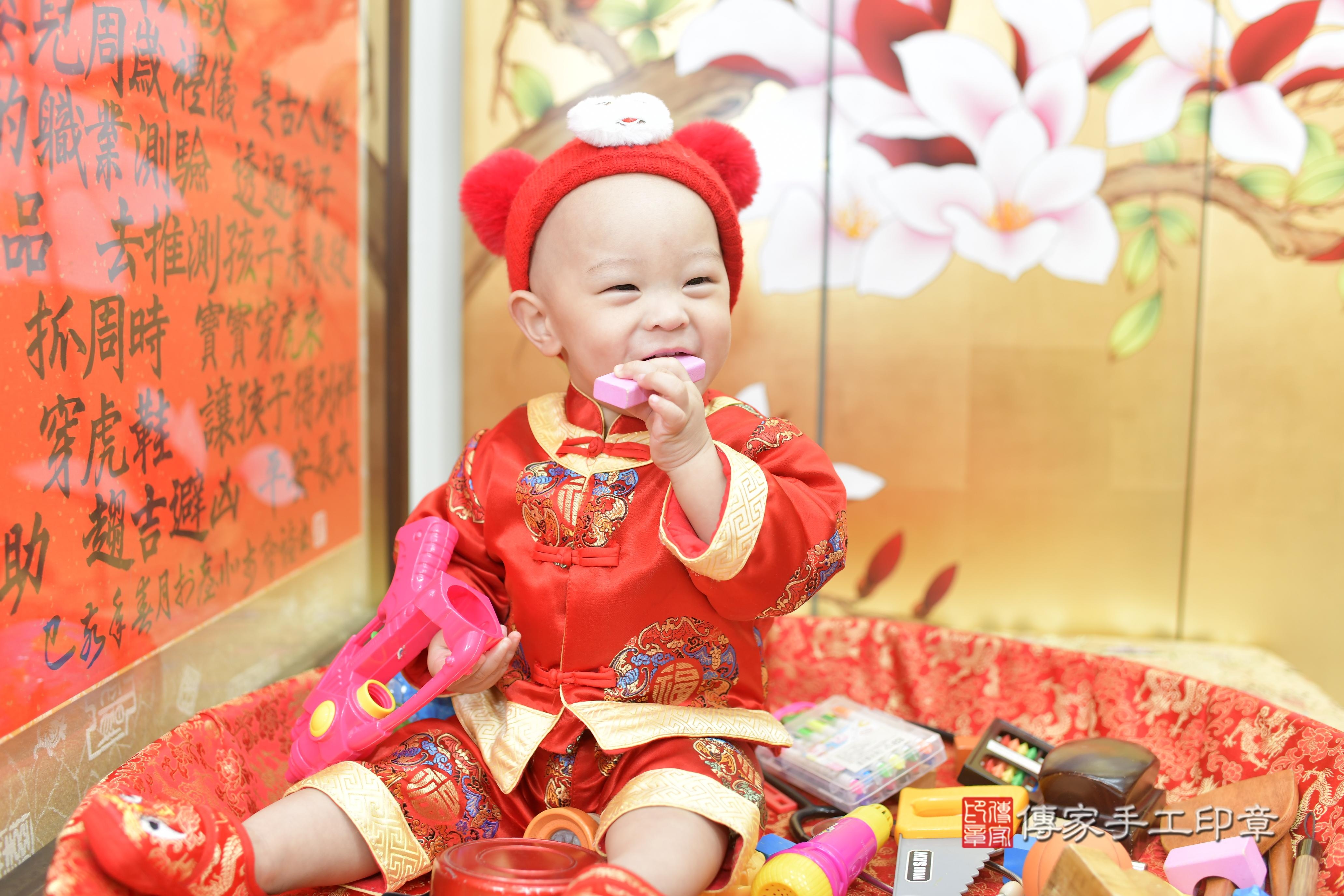 浩浩寶貝抓周，小孩古裝禮服照。地點：傳家「新竹店」古禮會場