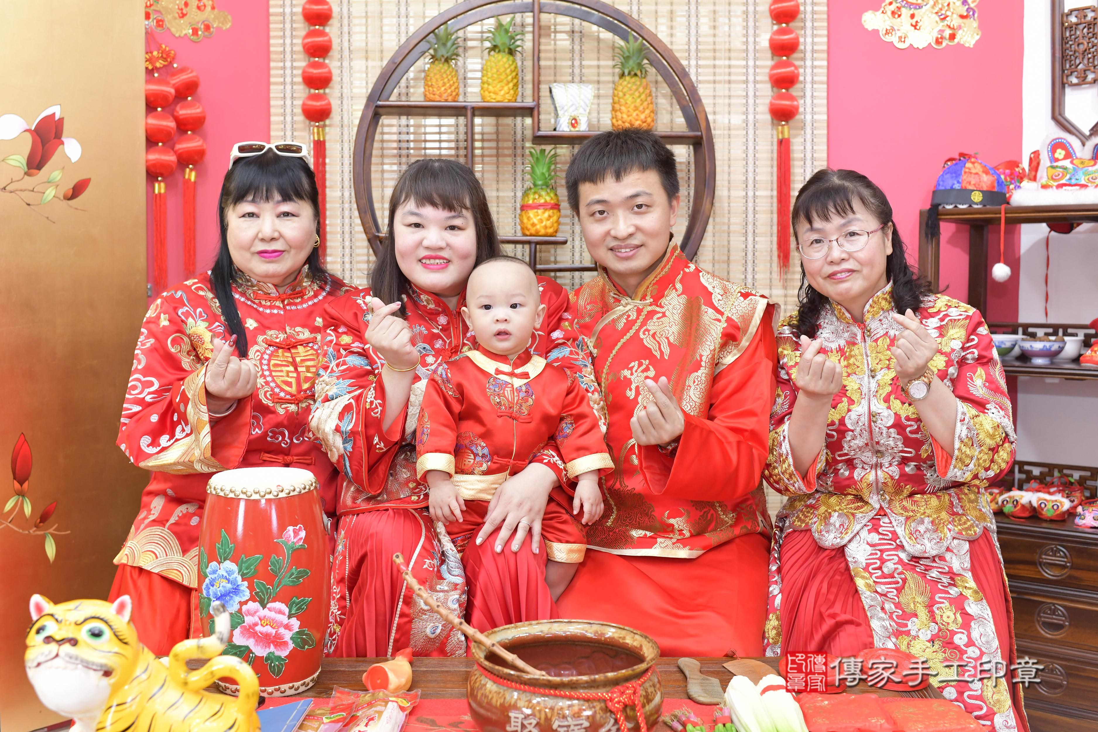 浩浩寶貝抓周，大人及小孩古裝禮服照。地點：傳家「新竹店」古禮會場