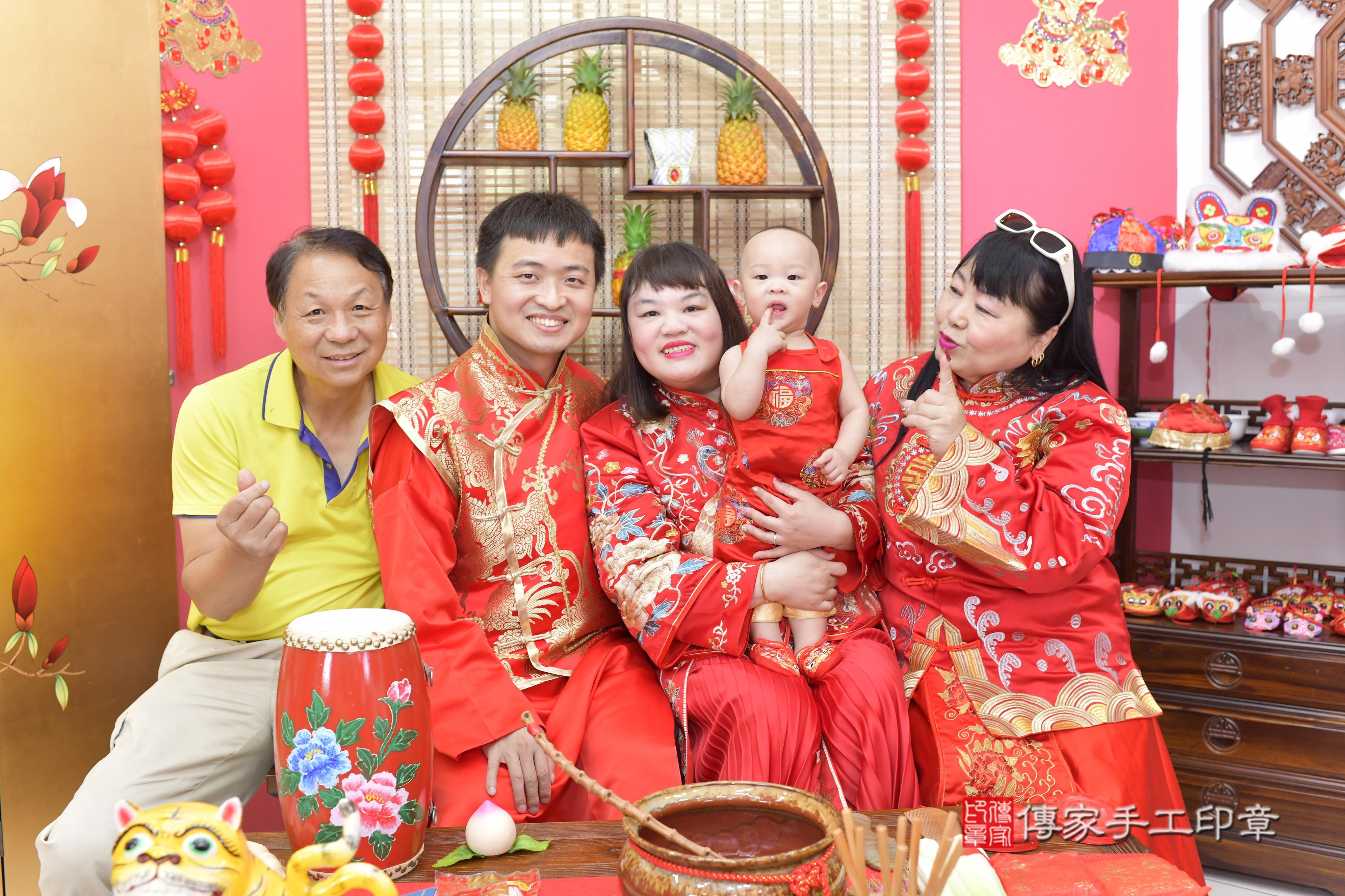浩浩寶貝抓周，大人及小孩古裝禮服照。地點：傳家「新竹店」古禮會場
