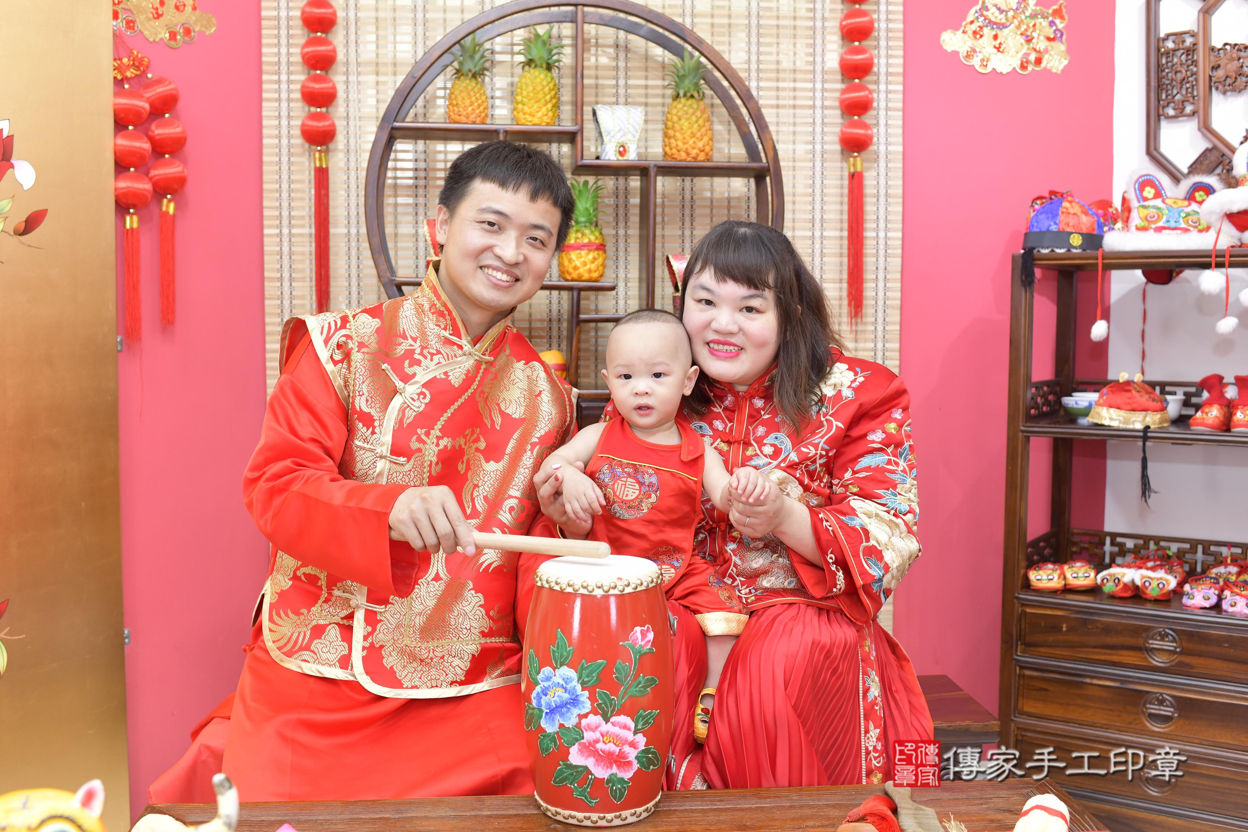 浩浩寶貝抓周，大人及小孩古裝禮服照。地點：傳家「新竹店」古禮會場
