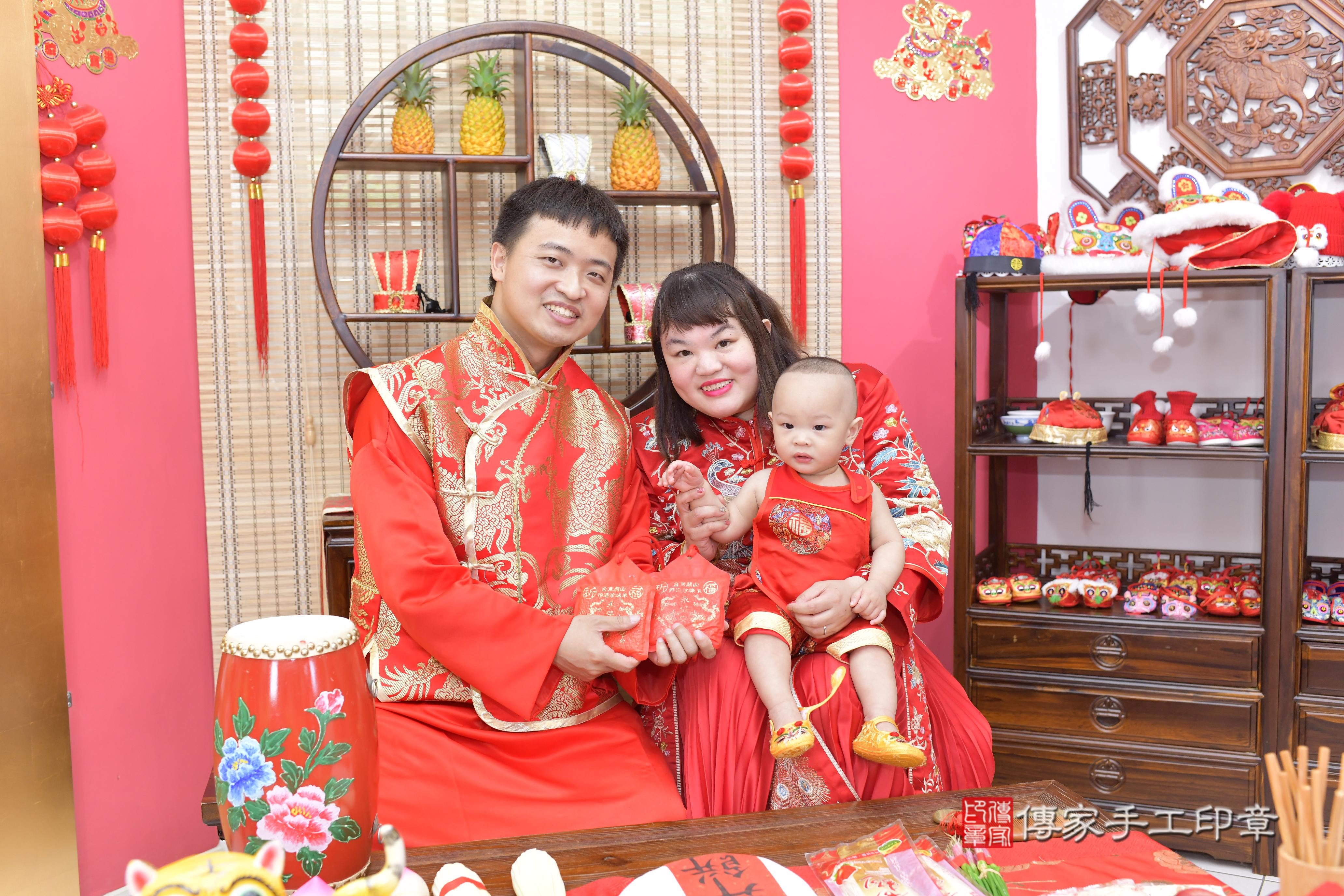 浩浩寶貝抓周，大人及小孩古裝禮服照。地點：傳家「新竹店」古禮會場