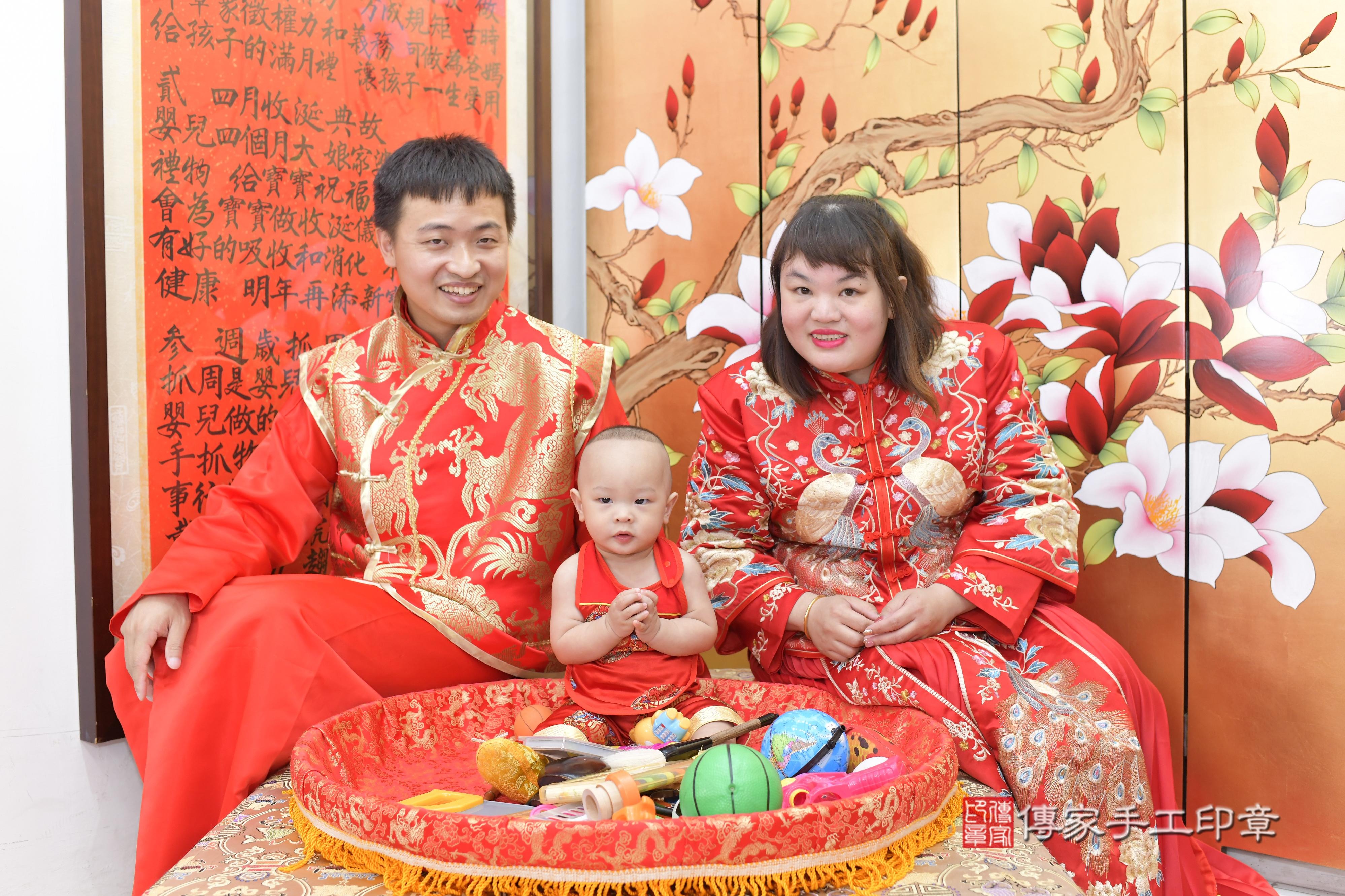 浩浩寶貝抓周，大人及小孩古裝禮服照。地點：傳家「新竹店」古禮會場
