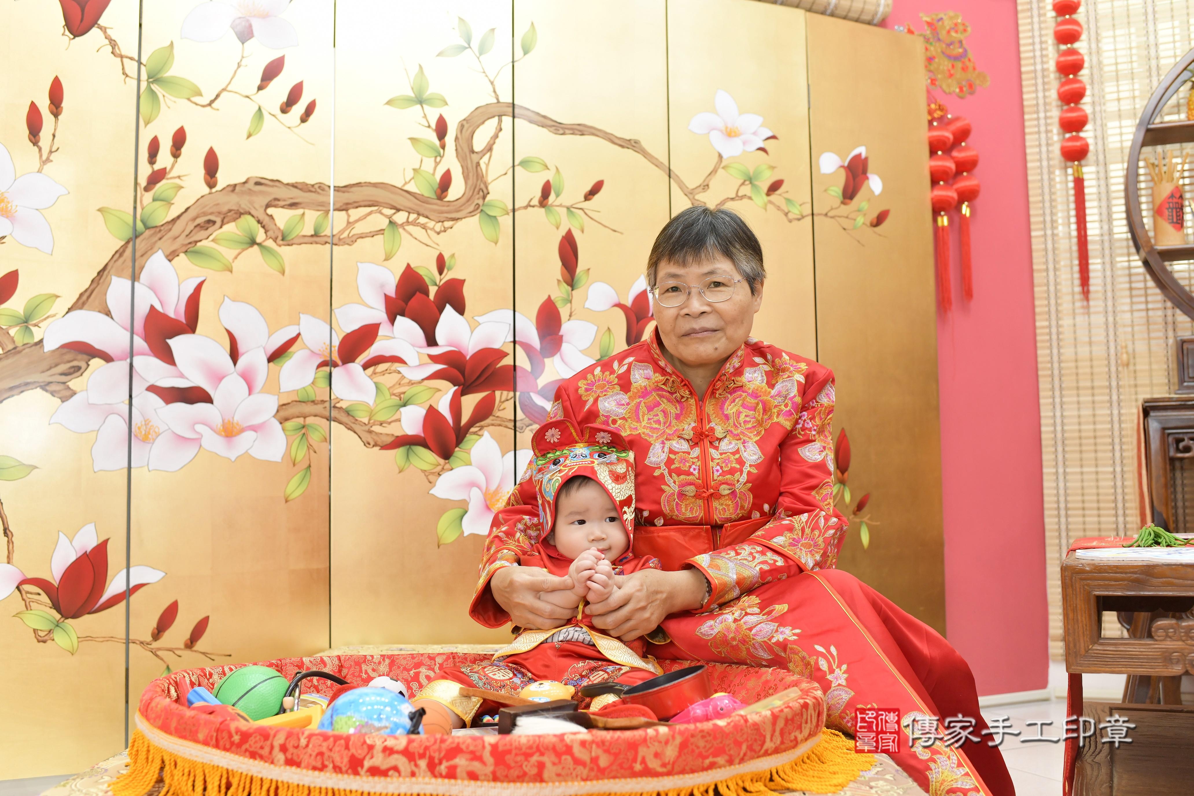 彥彥寶貝抓周，小孩古裝禮服照。地點：傳家「新竹店」古禮會場