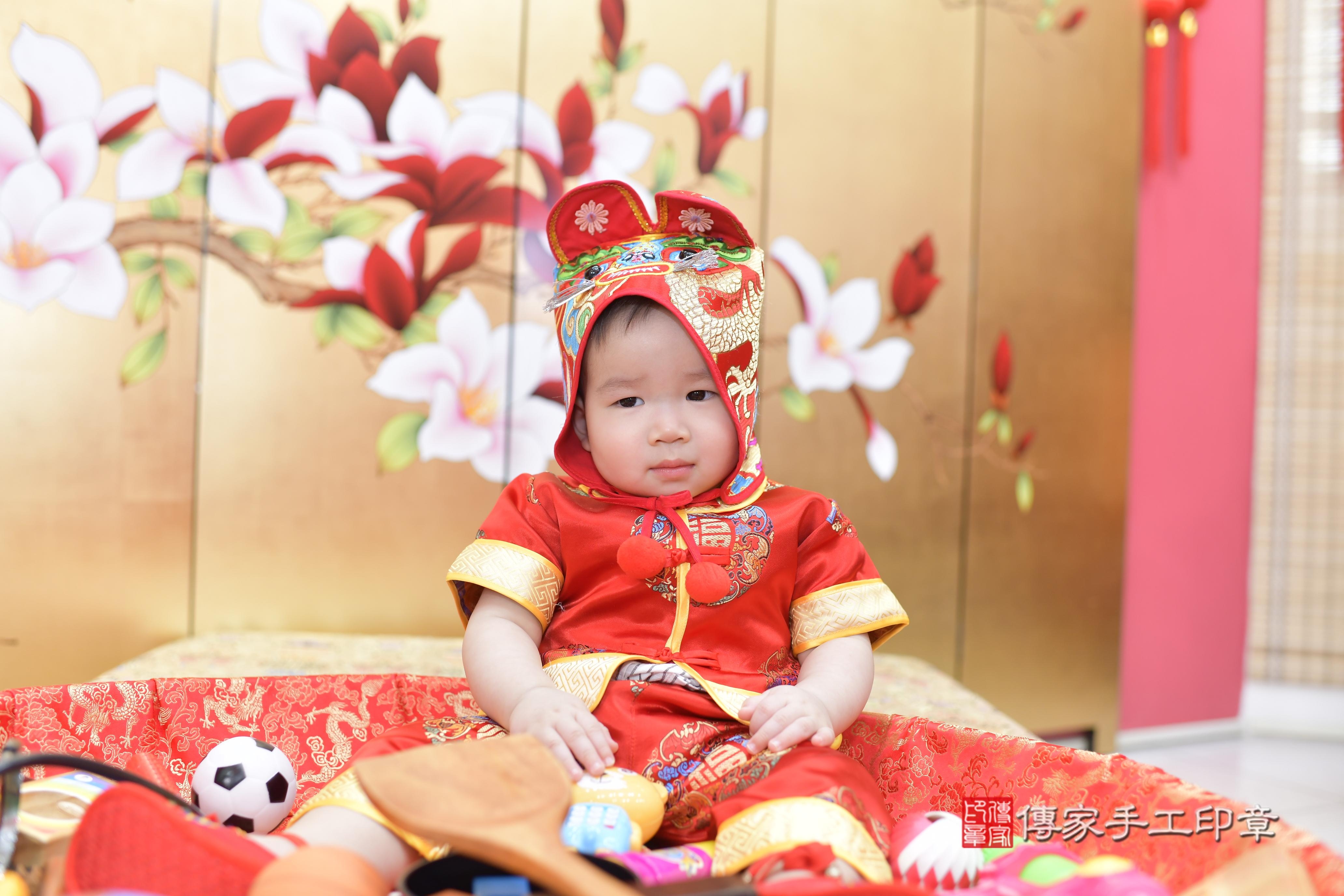 彥彥寶貝抓周，小孩古裝禮服照。地點：傳家「新竹店」古禮會場