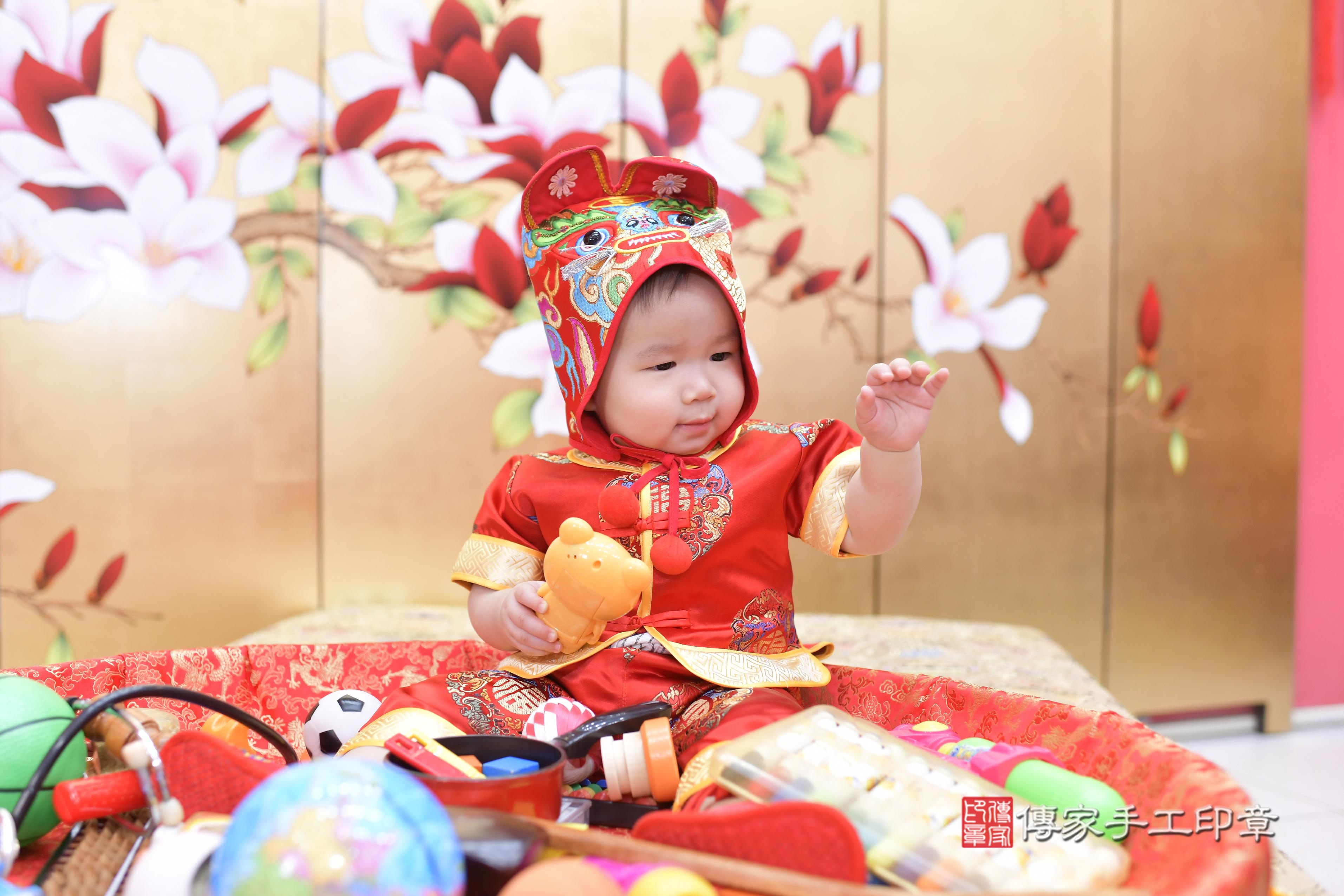 彥彥寶貝抓周，小孩古裝禮服照。地點：傳家「新竹店」古禮會場