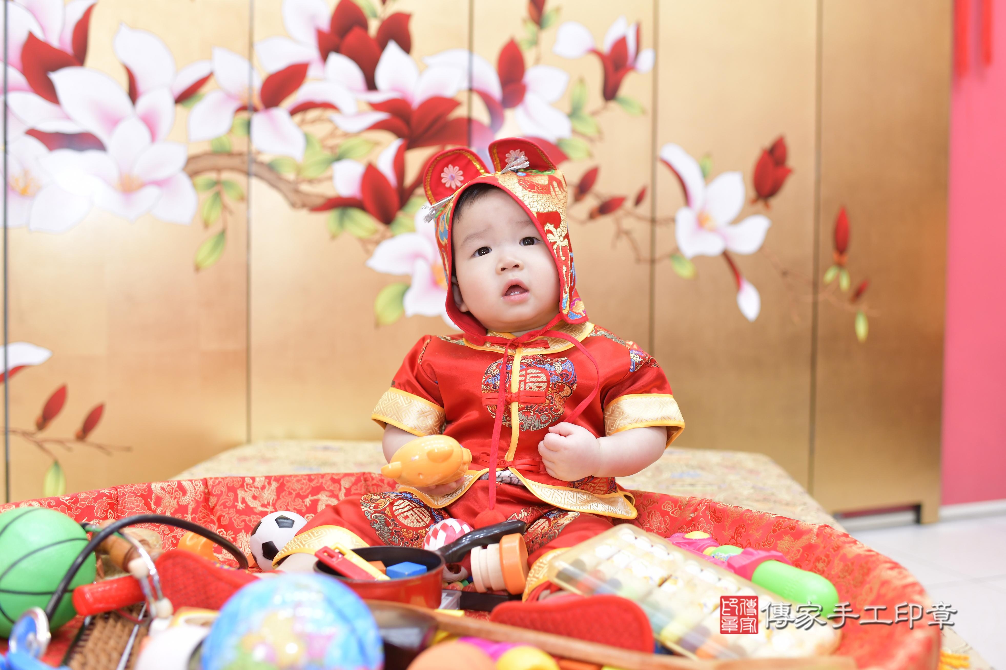 彥彥寶貝抓周，小孩古裝禮服照。地點：傳家「新竹店」古禮會場