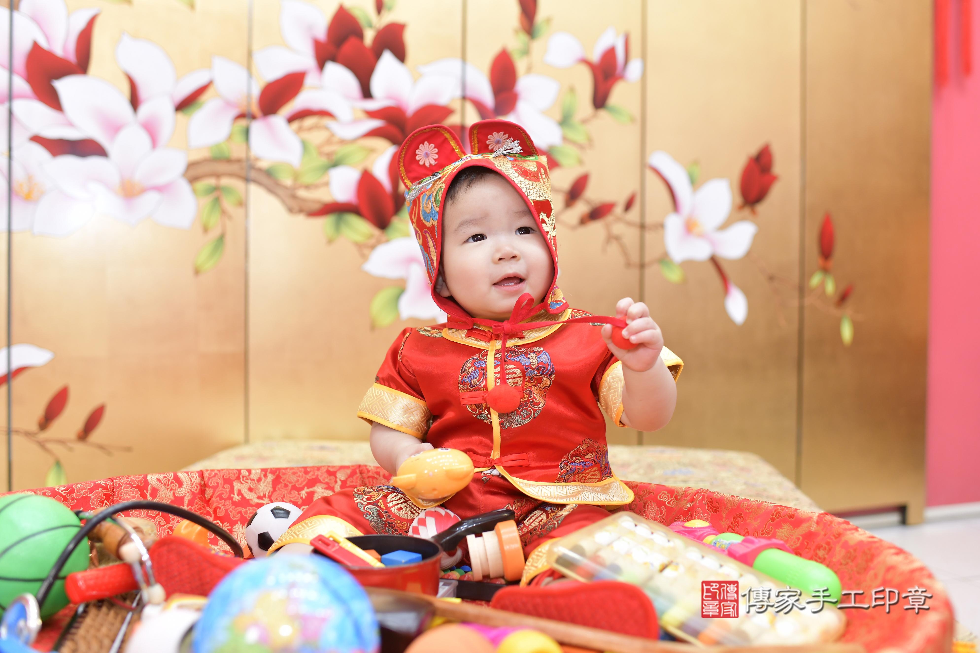 彥彥寶貝抓周，小孩古裝禮服照。地點：傳家「新竹店」古禮會場