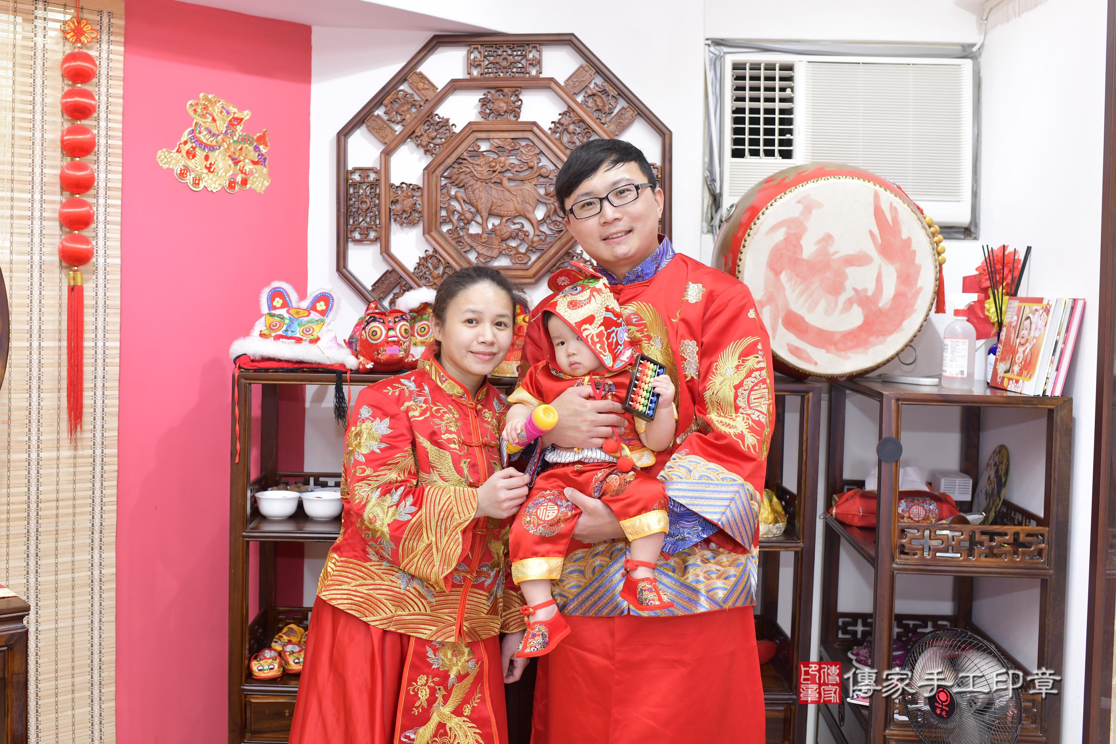 彥彥寶貝抓周，成人與小孩古裝禮服照。地點：傳家「新竹店」古禮會場