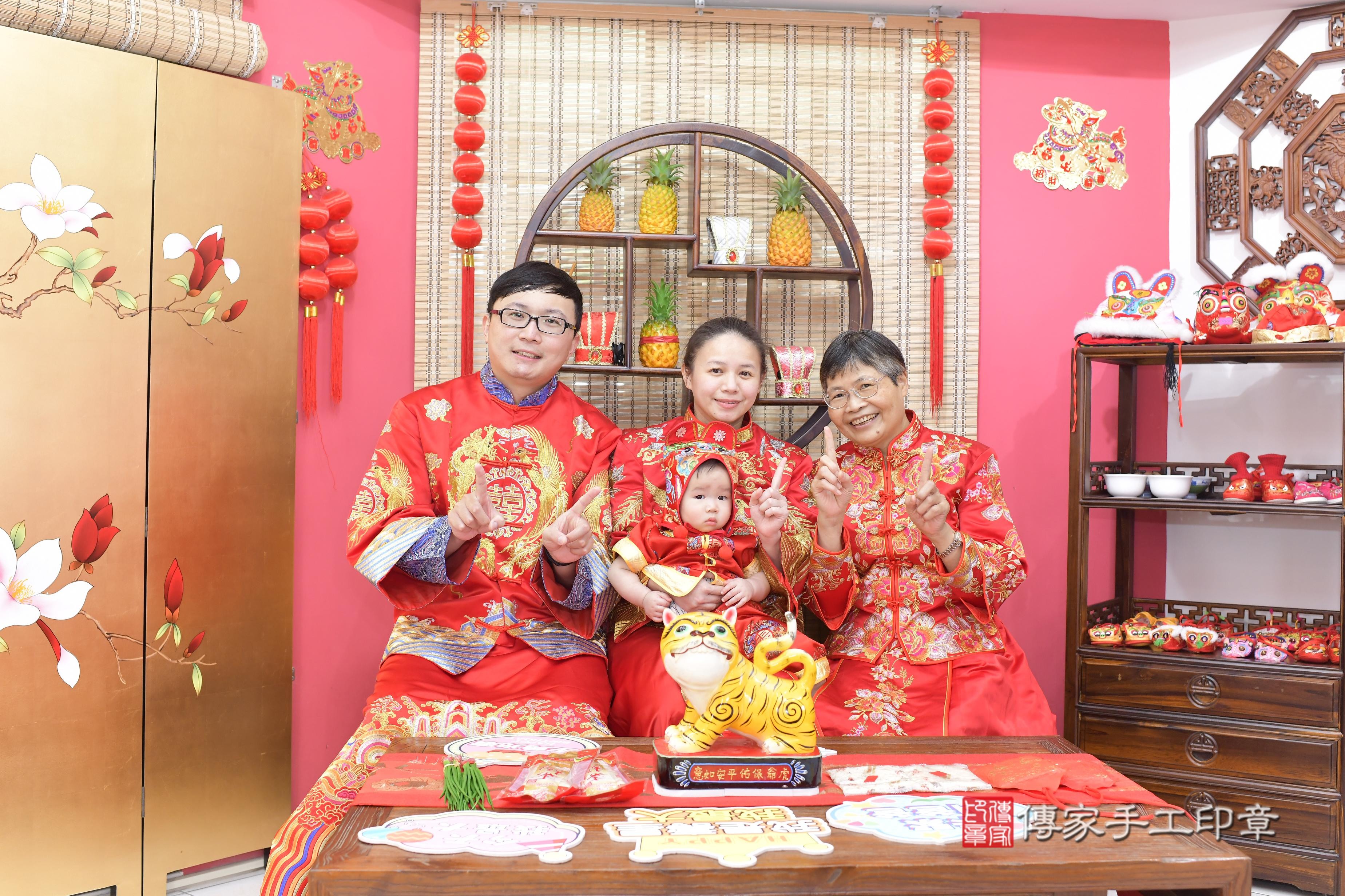 彥彥寶貝抓周，成人與小孩古裝禮服照。地點：傳家「新竹店」古禮會場