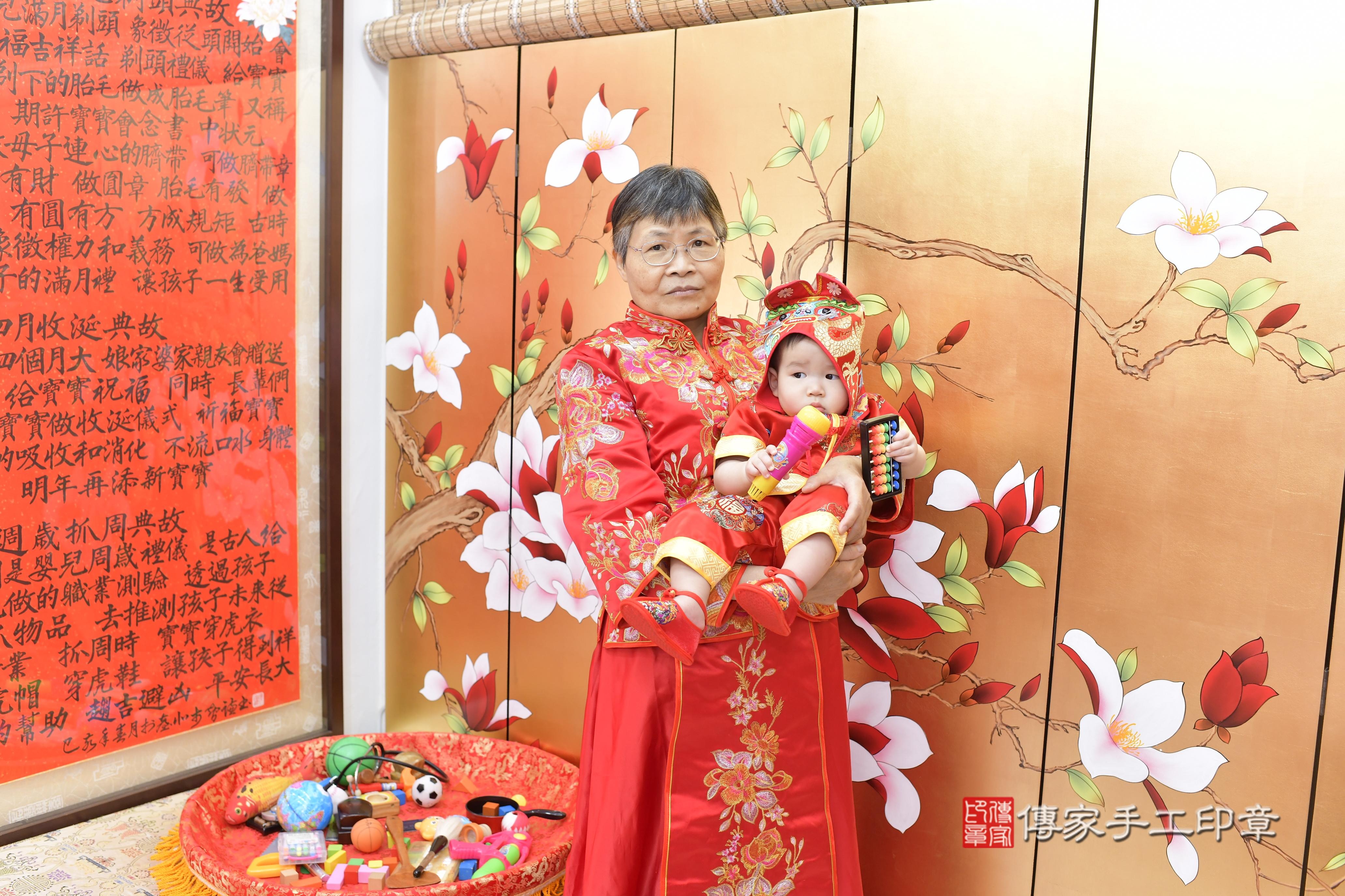彥彥寶貝抓周，成人與小孩古裝禮服照。地點：傳家「新竹店」古禮會場