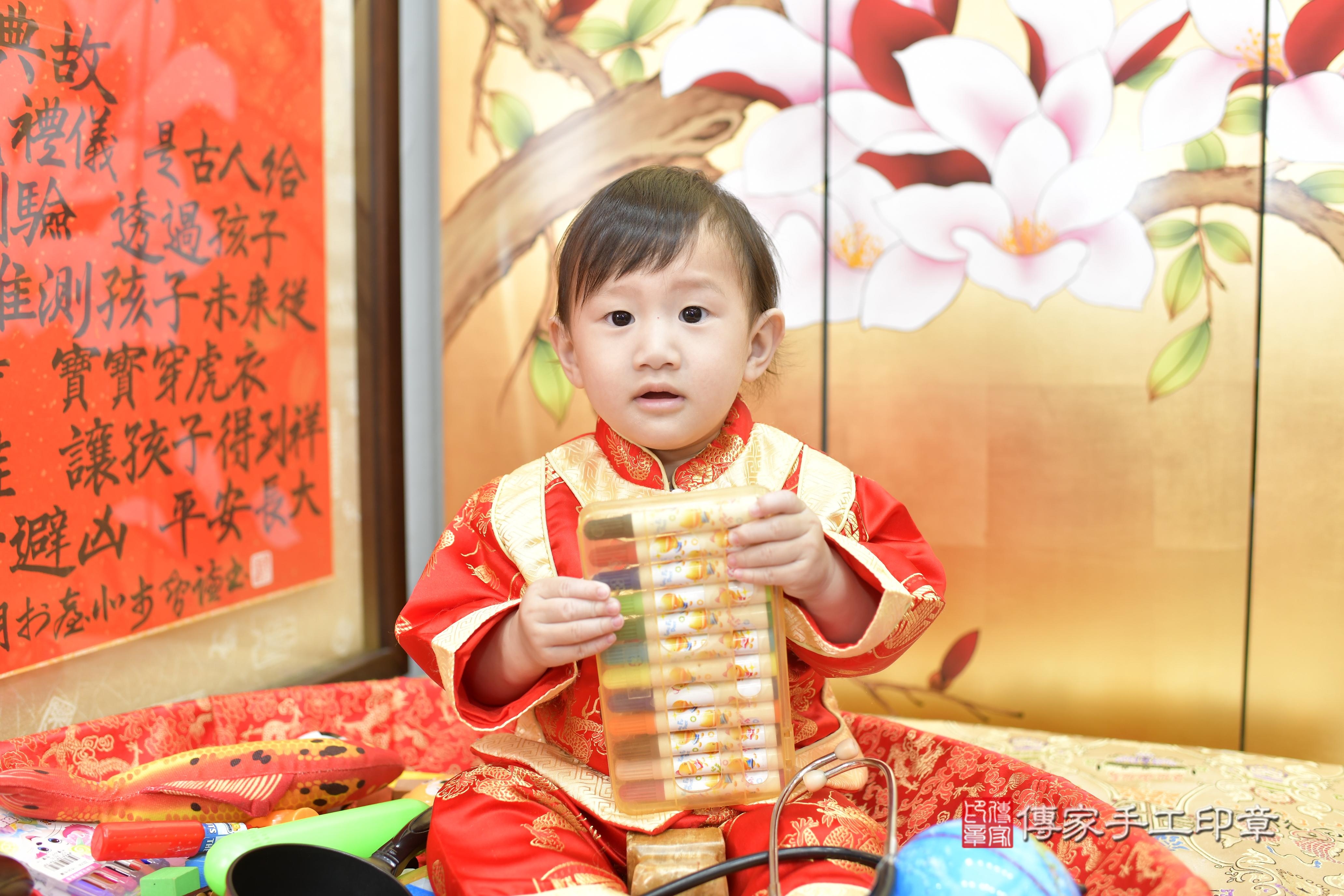 浩浩寶貝抓周，小孩古裝禮服照。地點：傳家「新竹店」古禮會場
