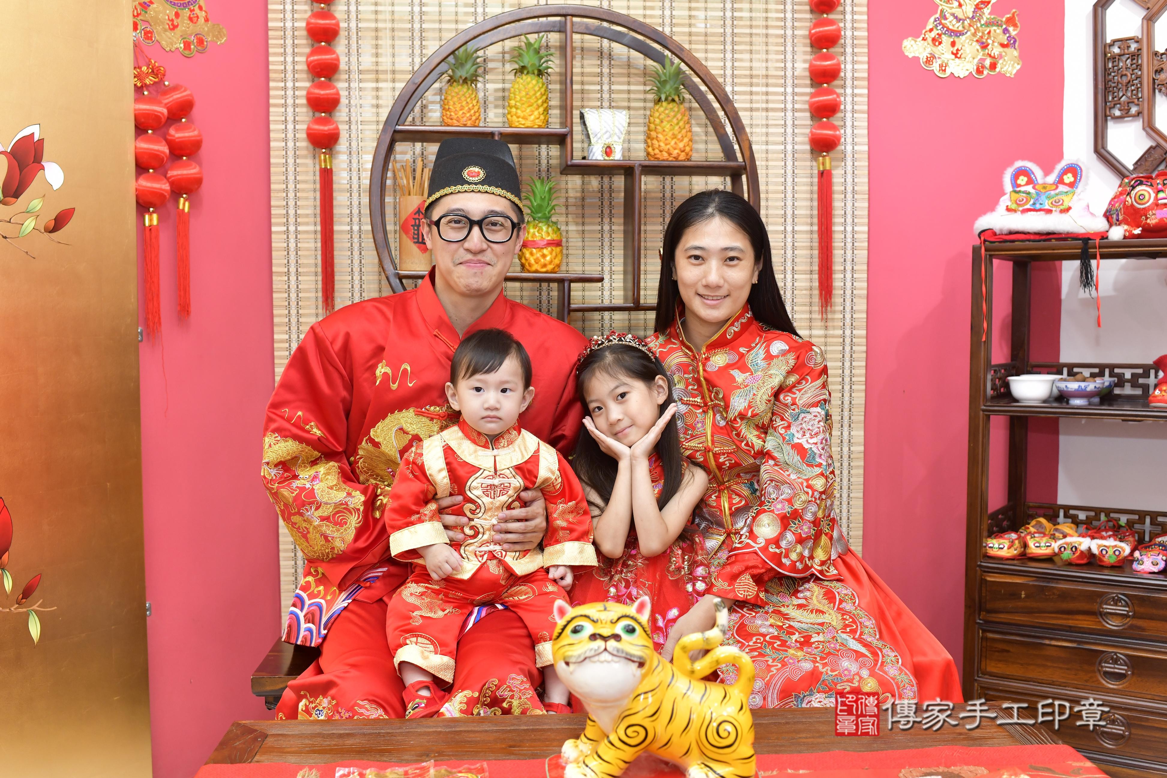 沐沐寶貝抓周，成人與小孩古裝禮服照。地點：傳家「新竹店」古禮會場
