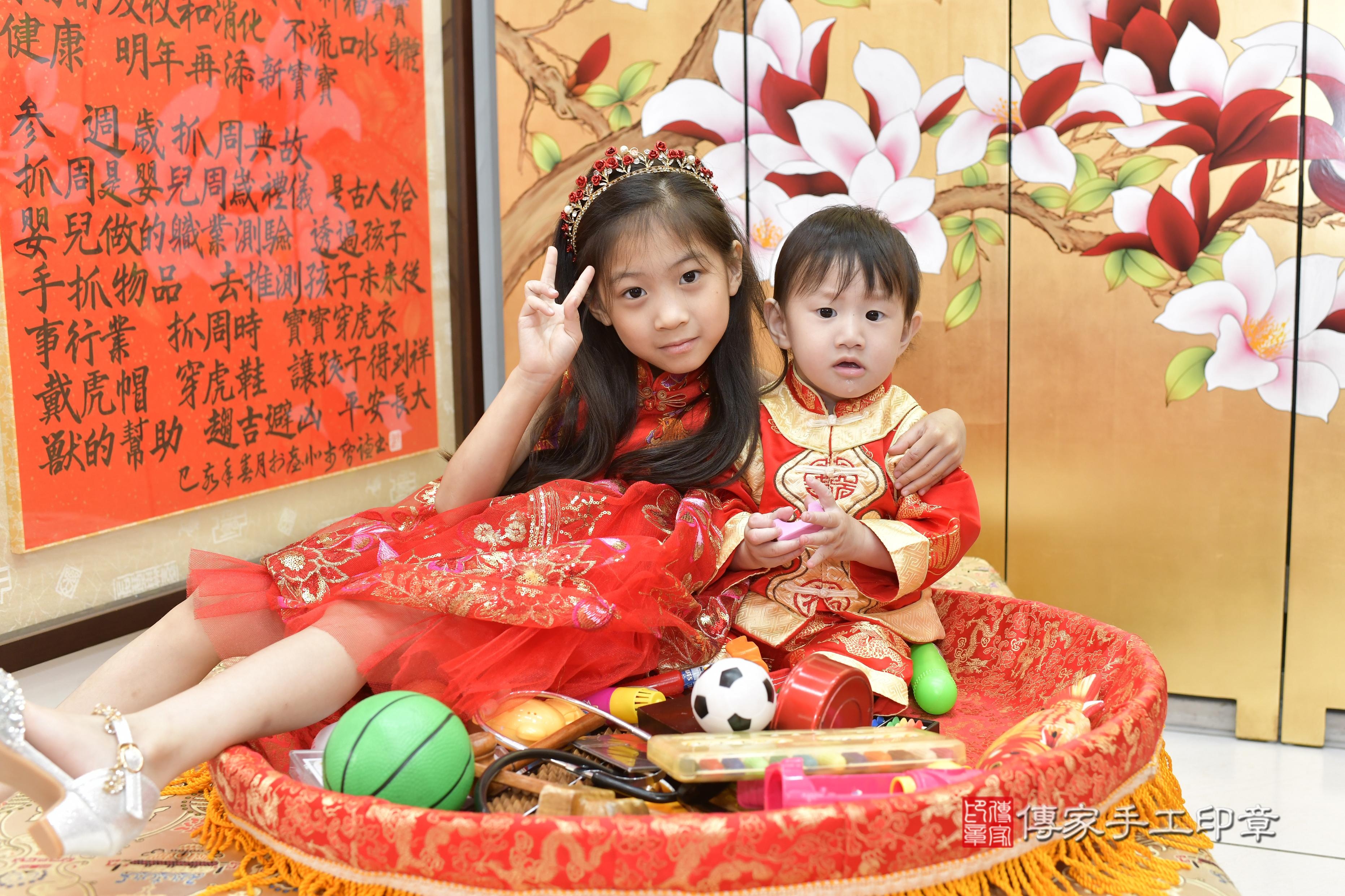 沐沐寶貝抓周，成人與小孩古裝禮服照。地點：傳家「新竹店」古禮會場